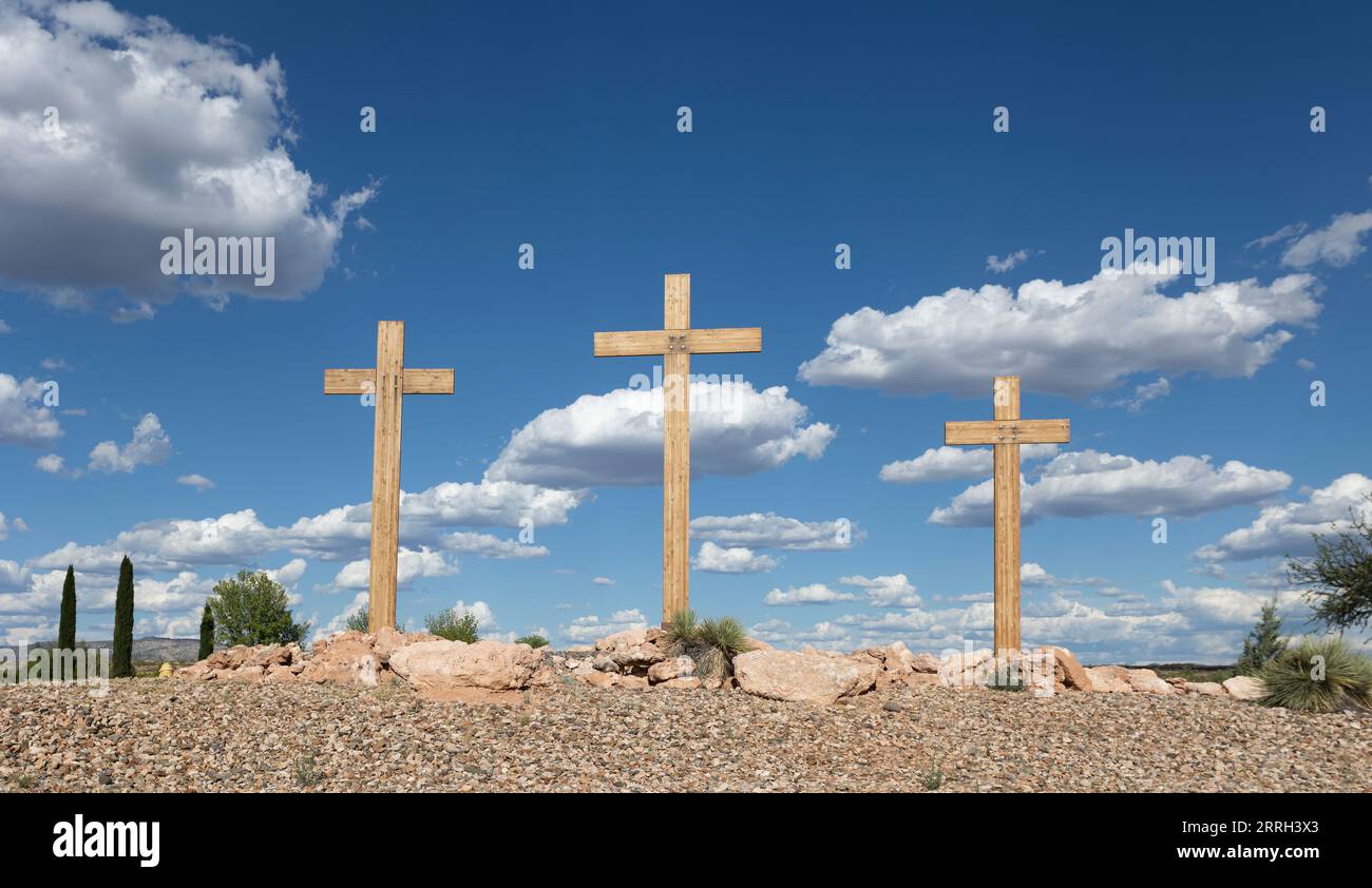 Tre croci cristiane con nuvole e cielo blu Foto Stock