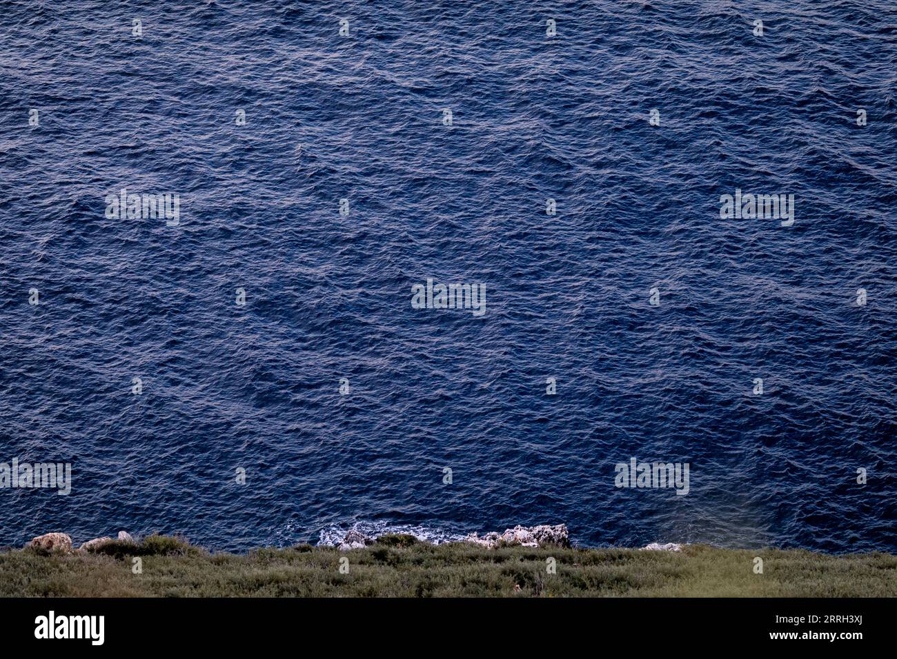 Navi fantasma: Nelle acque relativamente calme del Golfo di Lakonikos in Grecia, diverse petroliere gregge stanno trasferendo petrolio di dubbia origine. Mentre gran parte del petrolio viene spedito dai porti russi, l'origine del petrolio cambia nel Golfo di Lakonikos non appena viene miscelato nel processo di trasferimento. Uno degli operatori giovani ma in rapida espansione è la Fractal Shipping con sede a Ginevra. Foto Stock