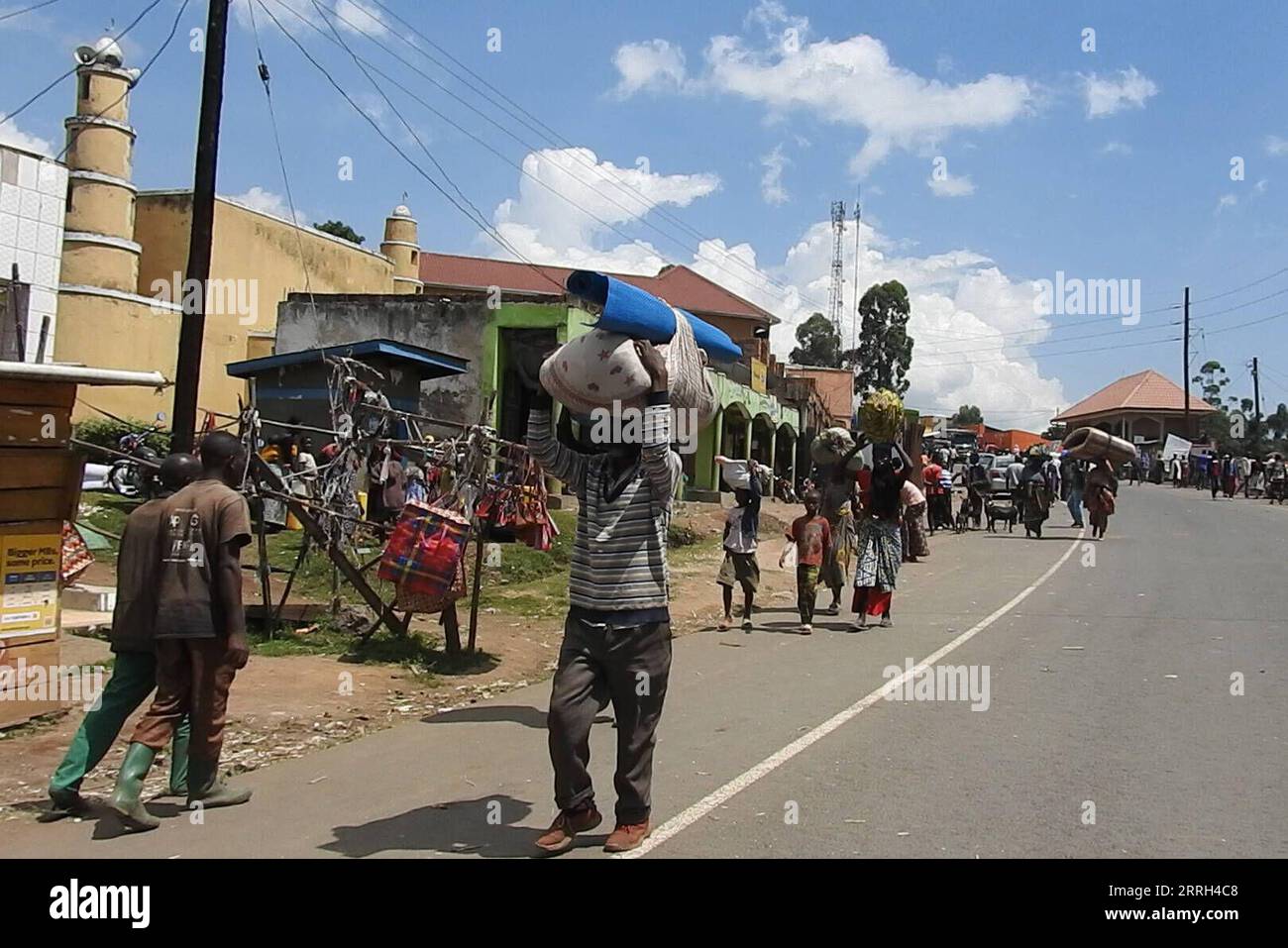 220612 -- KISORO, 12 giugno 2022 -- i rifugiati della Repubblica Democratica del Congo sono visti nella città di confine di Bunagana a Kisoro, nell'Uganda sud-occidentale, il 12 giugno 2022. Foto di Nicholas Kajoba/Xinhua UGANDA-KISORO-REFUGEES ZhangxGaiping PUBLICATIONxNOTxINxCHN Foto Stock