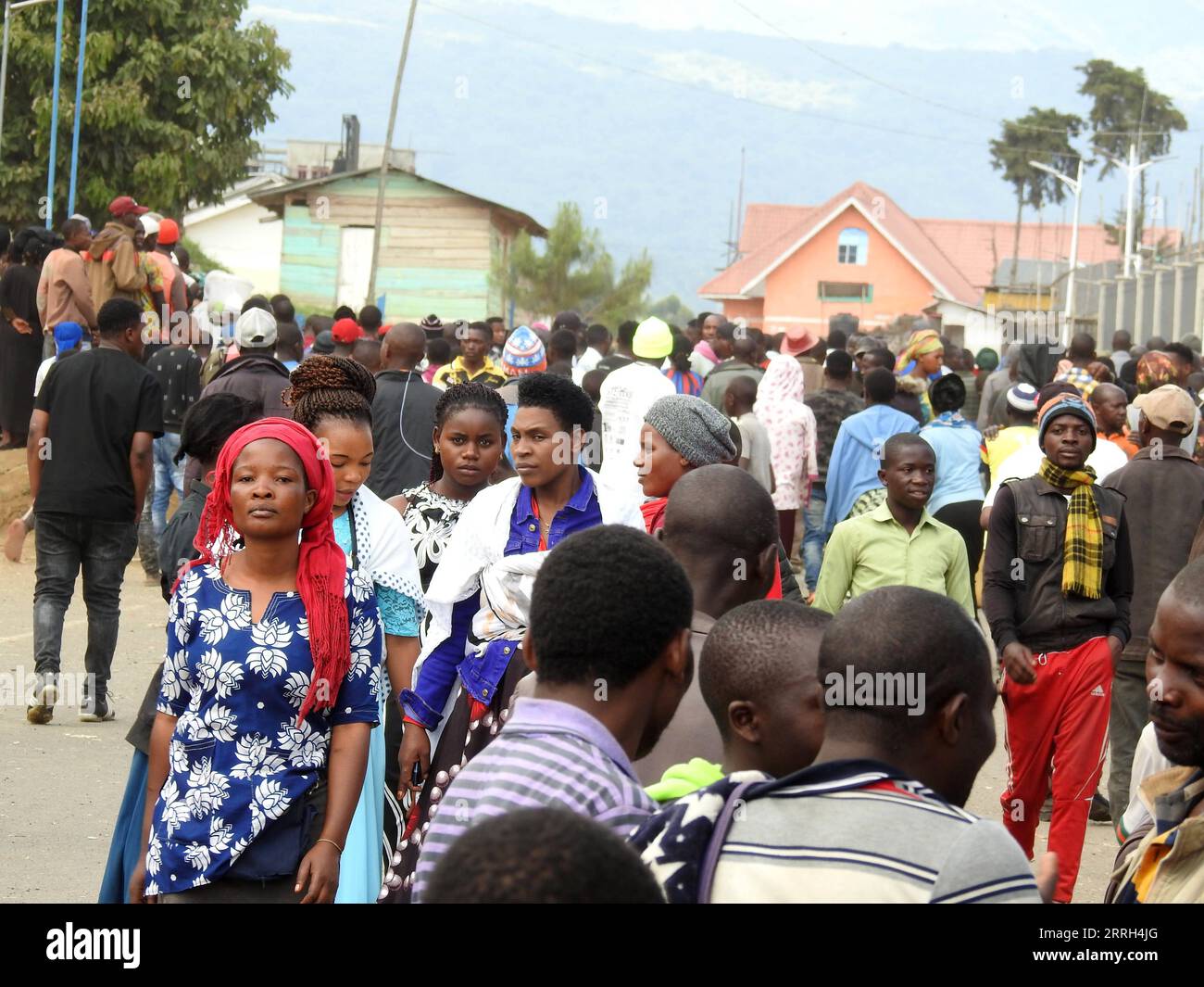 220613 -- KISORO, 13 giugno 2022 -- rifugiati dalla Repubblica Democratica del Congo sono visti nella città di confine di Bunagana a Kisoro, Uganda sud-occidentale, 13 giugno 2022. PER ANDARE CON centinaia di rifugiati della RDC attraversano l'Uganda: Agenzia di soccorso foto di /Xinhua UGANDA-KISORO-REFUGEES NicholasxKajoba PUBLICATIONxNOTxINxCHN Foto Stock