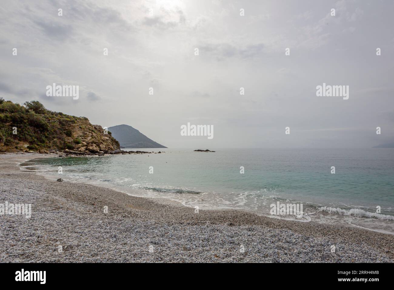 Navi fantasma: Nelle acque relativamente calme del Golfo di Lakonikos in Grecia, diverse petroliere gregge stanno trasferendo petrolio di dubbia origine. Mentre gran parte del petrolio viene spedito dai porti russi, l'origine del petrolio cambia nel Golfo di Lakonikos non appena viene miscelato nel processo di trasferimento. Uno degli operatori giovani ma in rapida espansione è la Fractal Shipping con sede a Ginevra. Foto Stock