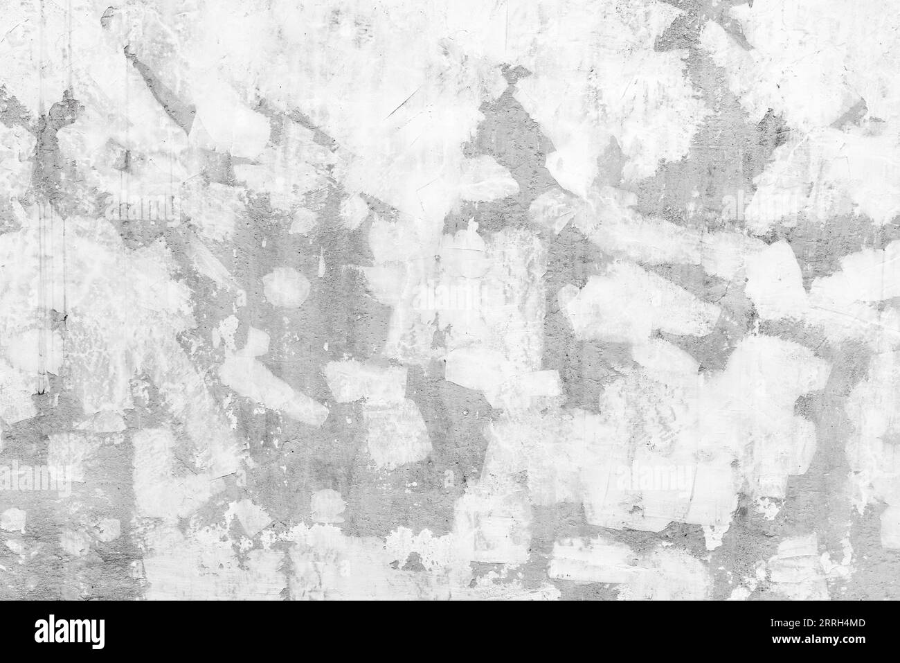 Parete grigia in cemento con tratti di pennello bianco, vista frontale, texture foto di sfondo Foto Stock