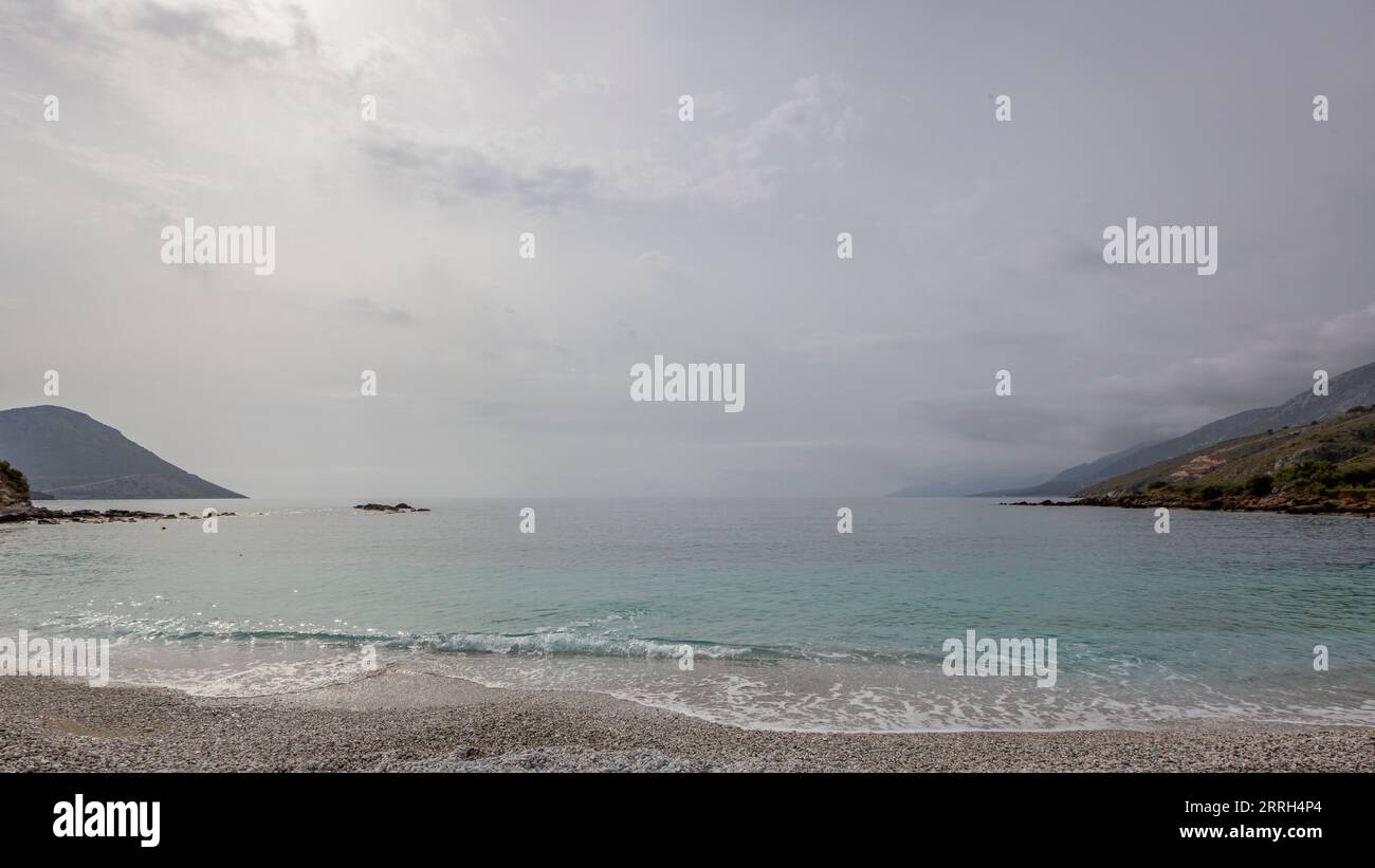 Navi fantasma: Nelle acque relativamente calme del Golfo di Lakonikos in Grecia, diverse petroliere gregge stanno trasferendo petrolio di dubbia origine. Mentre gran parte del petrolio viene spedito dai porti russi, l'origine del petrolio cambia nel Golfo di Lakonikos non appena viene miscelato nel processo di trasferimento. Uno degli operatori giovani ma in rapida espansione è la Fractal Shipping con sede a Ginevra. Foto Stock