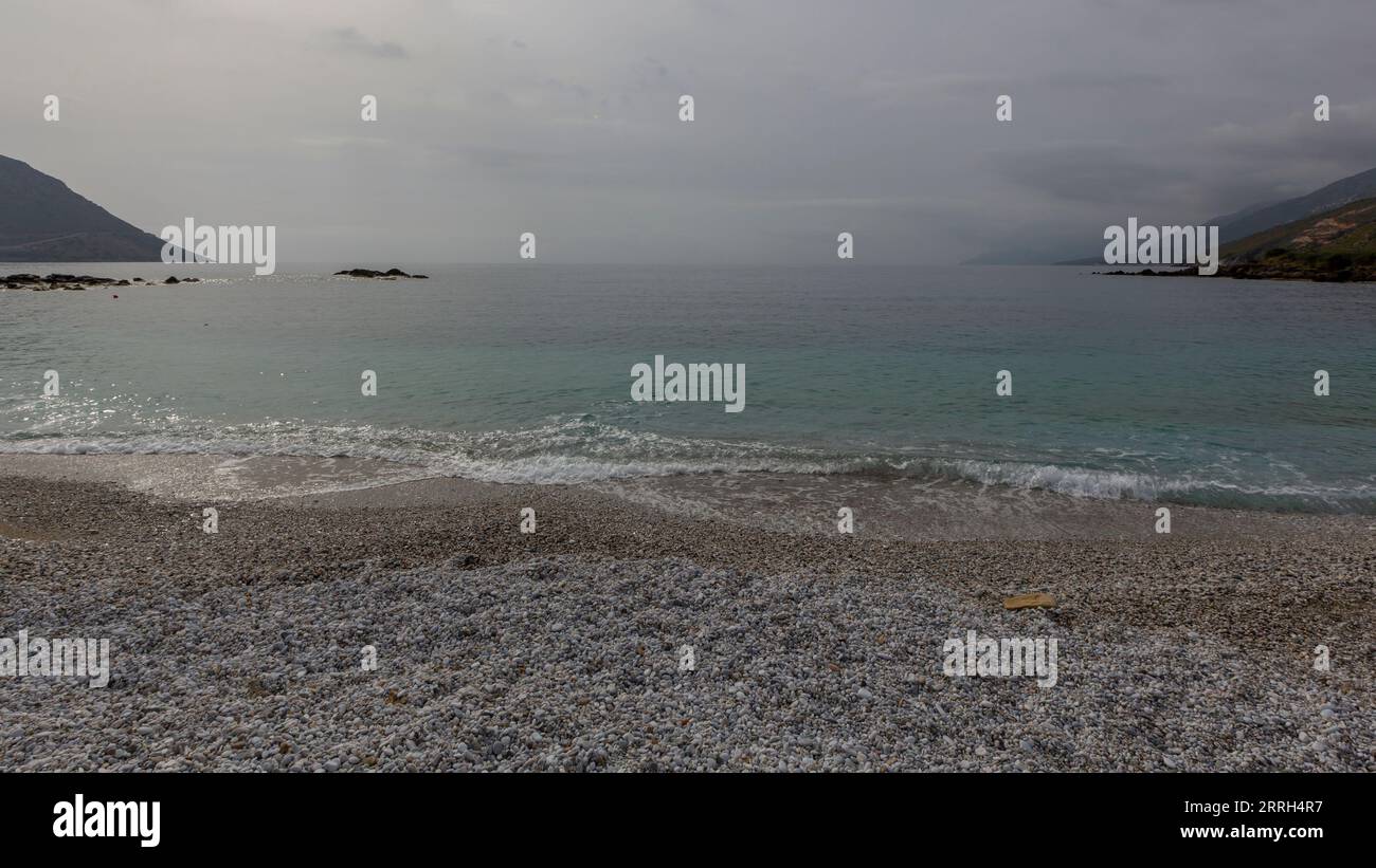 Navi fantasma: Nelle acque relativamente calme del Golfo di Lakonikos in Grecia, diverse petroliere gregge stanno trasferendo petrolio di dubbia origine. Mentre gran parte del petrolio viene spedito dai porti russi, l'origine del petrolio cambia nel Golfo di Lakonikos non appena viene miscelato nel processo di trasferimento. Uno degli operatori giovani ma in rapida espansione è la Fractal Shipping con sede a Ginevra. Foto Stock