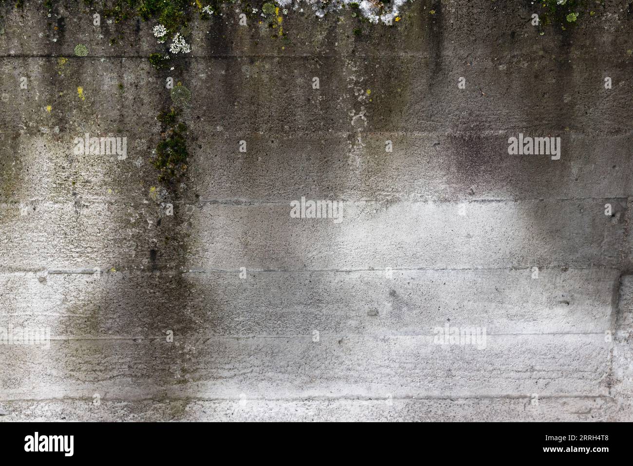 Vecchio muro di cemento vuoto resistente agli agenti atmosferici. Texture di sfondo grunge astratta Foto Stock