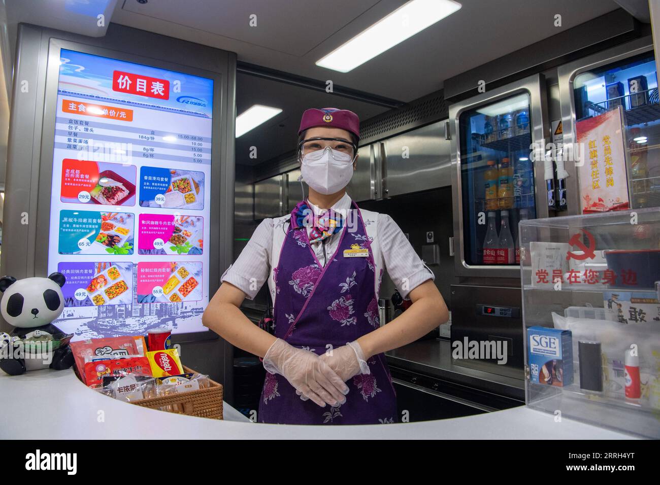 220614 -- CHONGQING, 14 giugno 2022 -- Un membro dello staff lavora su un treno durante un'operazione di prova della sezione Chongqing-Wushan della ferrovia ad alta velocità che collega Chongqing, Cina sud-occidentale, e Zhengzhou, capitale della provincia di Henan della Cina centrale, 14 giugno 2022. La ferrovia ad alta velocità Zhengzhou-Chongqing sarà pienamente operativa alla fine di giugno, riducendo il tempo di viaggio tra le due città da 8 ore a 4 ore e potenziando la rete ferroviaria ad alta velocità nella Cina centrale e nel sud-ovest della Cina. CHINA-CHONGQING-ZHENGZHOU-RAILWAYCN TangxYi PUBLICATIONxNOTxINxCHN Foto Stock