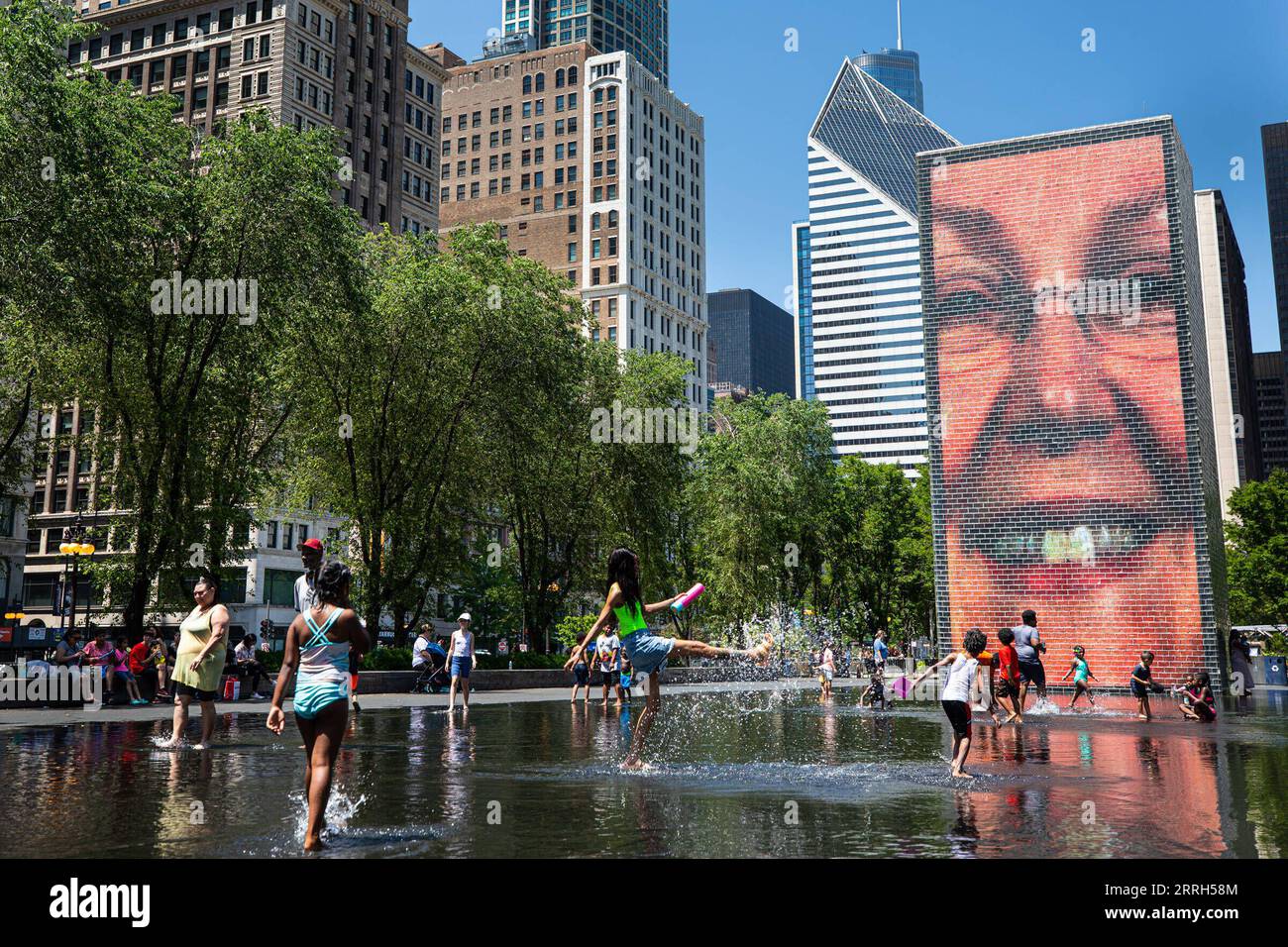 News Bilder des Tages 220614 -- CHICAGO U.S., 14 giugno 2022 -- la gente gioca con l'acqua al Crown Fountain nel centro di Chicago, negli Stati Uniti, il 14 giugno 2022. L'area metropolitana di Chicago si sta preparando per un'ondata di calore, poiché il servizio meteorologico nazionale degli Stati Uniti ha emesso un avviso di calore per l'area lunedì. Foto di /Xinhua U.S.-CHICAGO-HEAT WAVE VincentxD.xJohnson PUBLICATIONxNOTxINxCHN Foto Stock
