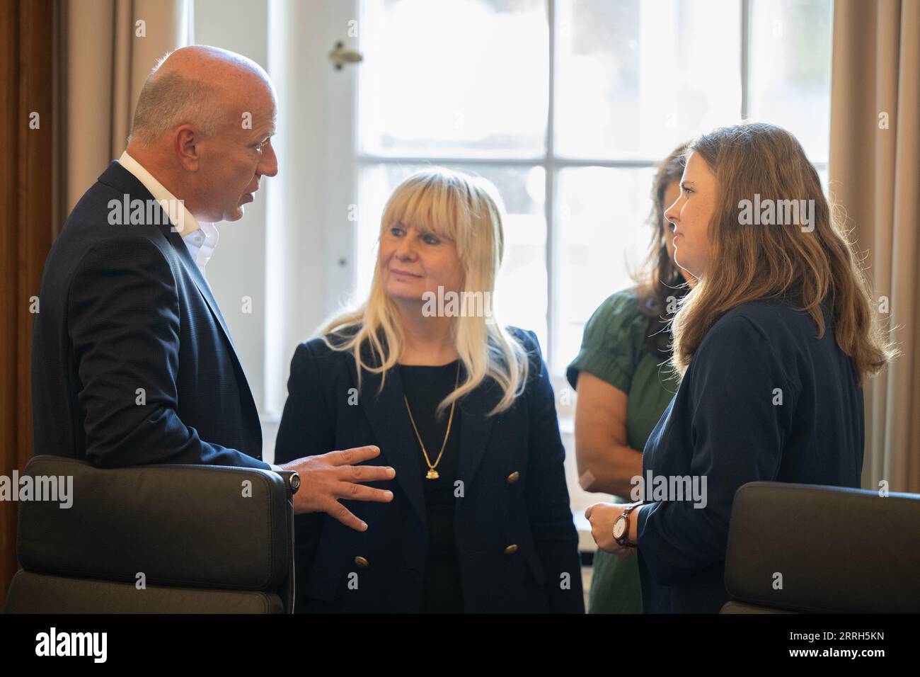 Berlino, Germania. 8 settembre 2023. Kai Wegner (CDU, l-r), sindaco di Berlino, Iris Spranger (SPD), senatore di Berlino per gli interni e lo sport, Felor Badenberg (nessuna parte, sotto copertura), senatore di Berlino per la giustizia e la protezione dei consumatori, e Clara Herrmann (Bündnis 90/Die Grünen), sindaco di Berlino Friedrichshain-Kreuzberg, parlano all'inizio del "Summit sulla sicurezza" di Berlino a Rotes Rathaus. Il tema della riunione è la situazione della sicurezza a Berlino, in particolare a Görlitzer Park e Leopoldplatz. Credito: Sebastian Christoph Gollnow/dpa/Alamy Live News Foto Stock