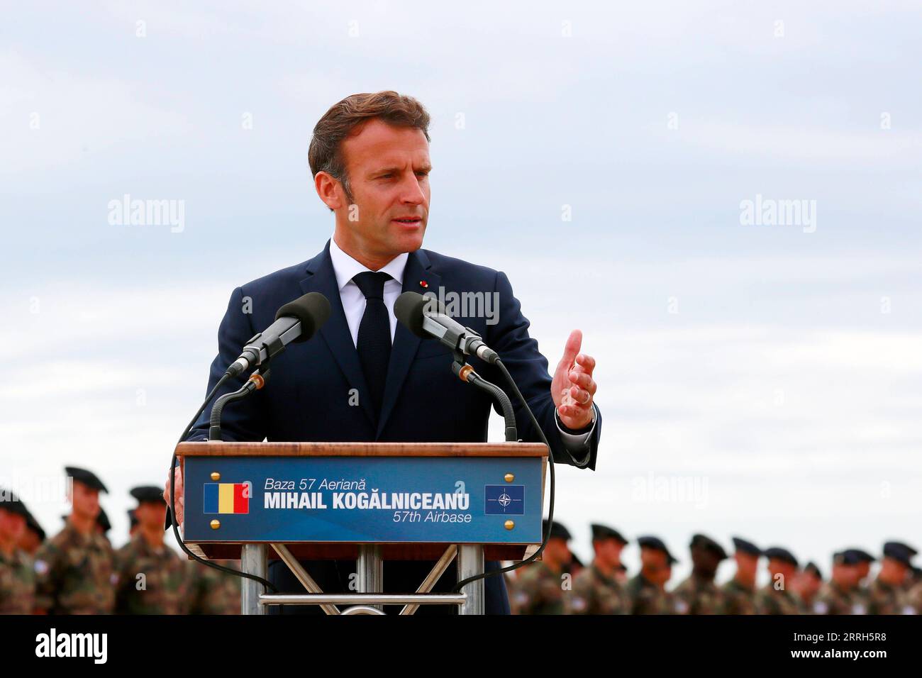 Rumänien, Präsident Klaus Johannis empfängt Emmanuel Macron auf Air base a Konstanza 220615 -- CONSTANTA, 15 giugno 2022 -- il presidente francese Emmanuel Macron si rivolge a una conferenza stampa congiunta con il presidente rumeno Klaus Iohannis non in foto alla base aerea Mihail Kogalniceanu vicino a Constanta, Romania, 15 giugno 2022. PER ANDARE CON i negoziati necessari per portare il cessate il fuoco in Ucraina: La Francia Macron foto di /Xinhua ROMANIA-CONSTANTA-FRANCESE PRESIDENTE-CONFERENZA STAMPA CONGIUNTA CristianxCristel PUBLICATIONxNOTxINxCHN Foto Stock