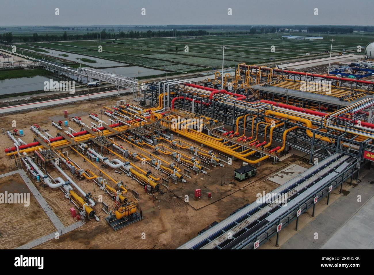 220615 -- PANJIN, 15 giugno 2022 -- foto aerea scattata il 15 giugno 2022 mostra il gruppo di stoccaggio del gas petrolchimico di Liaohe a Panjin, nella provincia di Liaoning nel nord-est della Cina. Il sistema di iniezione di gas di origine locale è stato messo in funzione con successo qui alla fine di maggio, e la capacità totale giornaliera di iniezione di gas del gruppo di stoccaggio del gas Liaohe è aumentata da 14 milioni di metri cubi a 30 milioni di metri cubi. CHINA-LIAONING-GAS STORAGE FACILITY CN PANXYULONG PUBLICATIONXNOTXINXCHN Foto Stock