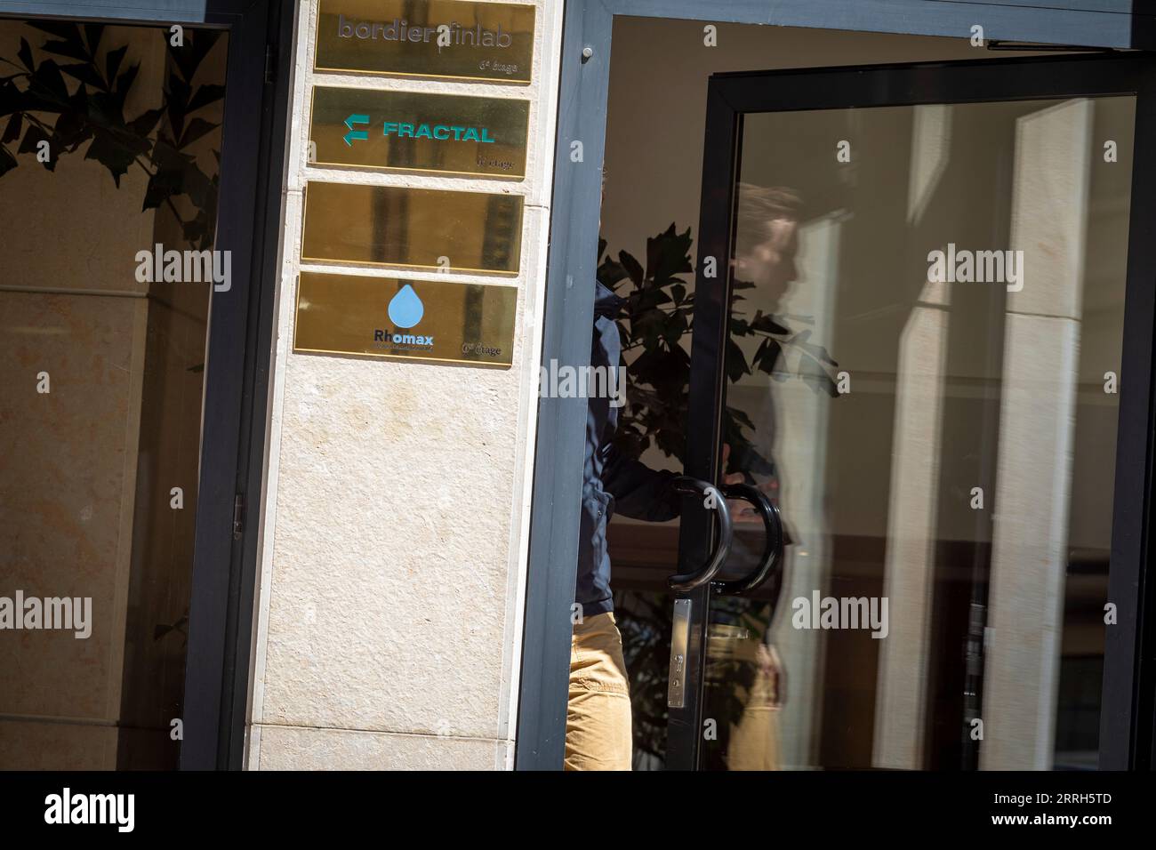 Navi fantasma: La Fractal Shipping, con sede a Ginevra, possiede o gestisce una flotta in continua espansione di petroliere grezze che effettuano molti scalo portuali in Russia e successivamente trasferiscono petrolio ad altre navi nel Golfo di Lakonikos in Grecia. Foto Stock