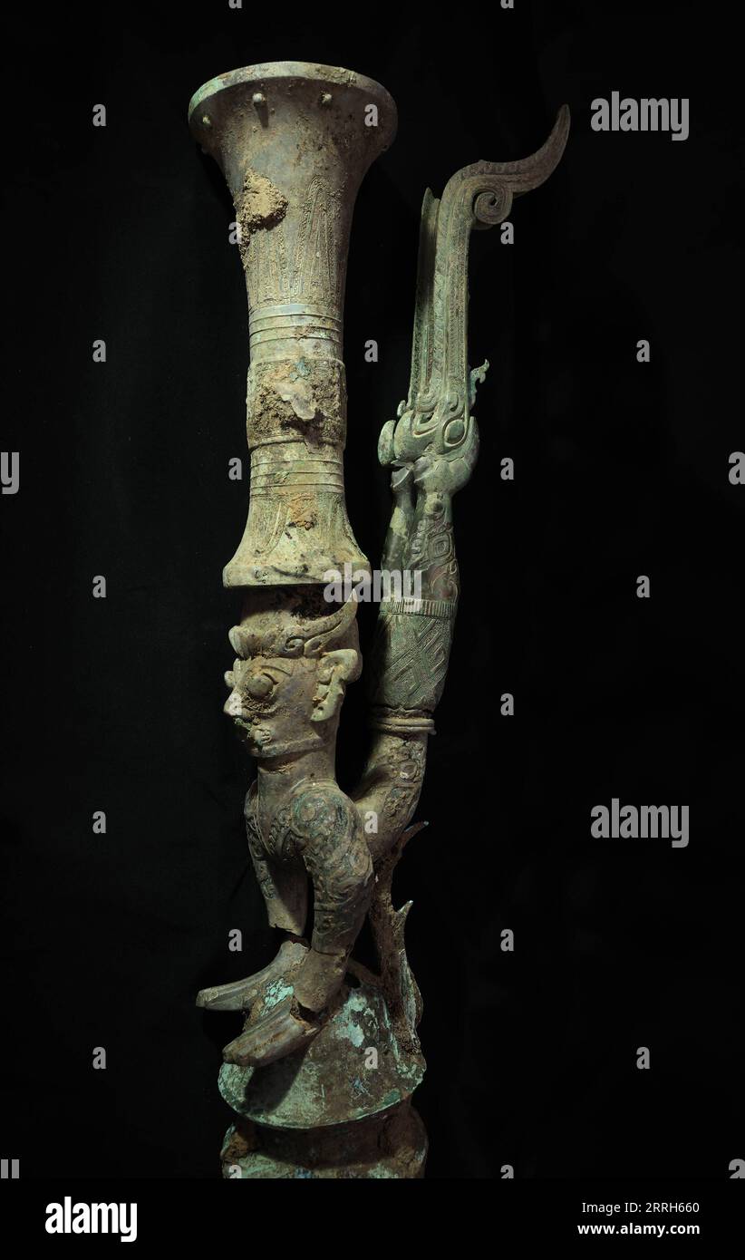 220616 -- GUANGHAN, 16 giugno 2022 -- foto scattata il 15 giugno 2022 mostra una scultura in bronzo abbinata con successo che raffigura una testa umana, un corpo serpente e una figura di artiglio di uccello, nella provincia del Sichuan nella Cina sud-occidentale. Una nuova scultura in bronzo rinvenuta presso il famoso sito delle rovine di Sanxingdui è stata abbinata con successo a un'altra parte di bronzei dopo essere stata separata circa 3.000 anni fa, il team archeologico ha confermato giovedì. La sofisticata scultura in bronzo raffigura una figura di testa umana e corpo di serpente, con occhi sporgenti, zanne e corna. Sopra la testa c'è uno zun An a forma di tromba di cinabro Foto Stock