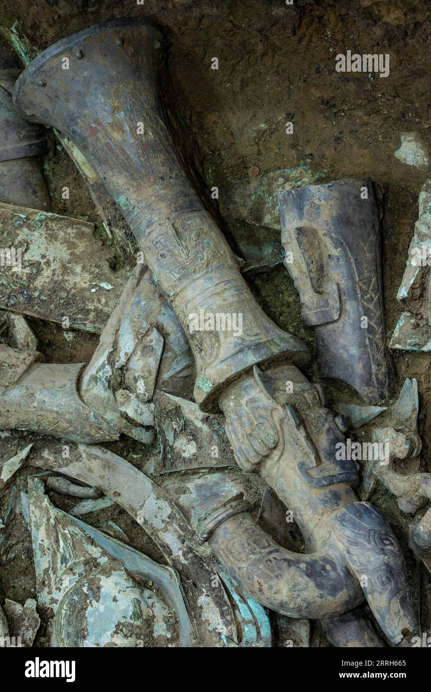 220616 -- GUANGHAN, 16 giugno 2022 -- la foto scattata il 1 giugno 2022 mostra parti sparse di una scultura in bronzo appena scoperta nella fossa sacrificale n. 8 del sito delle rovine di Sanxingdui nella provincia del Sichuan nella Cina sud-occidentale. Una nuova scultura in bronzo rinvenuta presso il famoso sito delle rovine di Sanxingdui è stata abbinata con successo a un'altra parte di bronzei dopo essere stata separata circa 3.000 anni fa, il team archeologico ha confermato giovedì. La sofisticata scultura in bronzo raffigura una figura di testa umana e corpo di serpente, con occhi sporgenti, zanne e corna. Sopra la testa c'è una tromba di cinabro Foto Stock