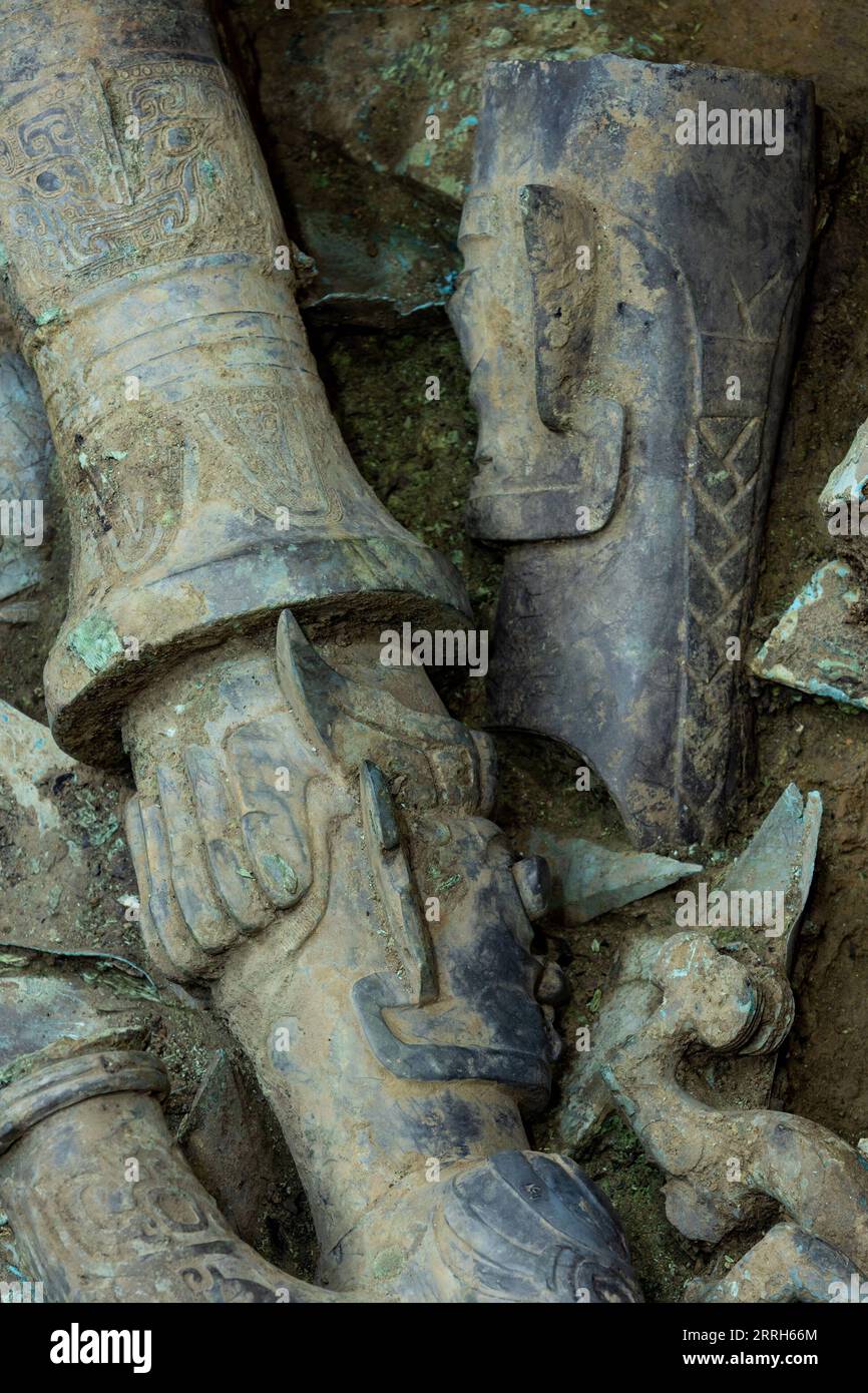 220616 -- GUANGHAN, 16 giugno 2022 -- la foto scattata il 1 giugno 2022 mostra parti sparse di una scultura in bronzo appena scoperta nella fossa sacrificale n. 8 del sito delle rovine di Sanxingdui nella provincia del Sichuan nella Cina sud-occidentale. Una nuova scultura in bronzo rinvenuta presso il famoso sito delle rovine di Sanxingdui è stata abbinata con successo a un'altra parte di bronzei dopo essere stata separata circa 3.000 anni fa, il team archeologico ha confermato giovedì. La sofisticata scultura in bronzo raffigura una figura di testa umana e corpo di serpente, con occhi sporgenti, zanne e corna. Sopra la testa c'è una tromba di cinabro Foto Stock