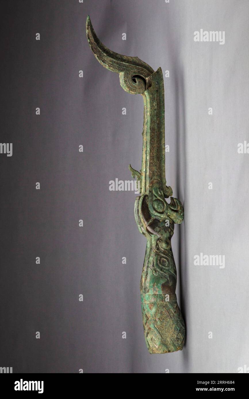 220616 -- GUANGHAN, 16 giugno 2022 -- la foto scattata il 15 giugno 2022 mostra una parte bronzea che è stata rinvenuta dalla fossa sacrificale n. 2 nel 1986 nel sito delle rovine di Sanxingdui nella provincia del Sichuan nella Cina sud-occidentale. Una nuova scultura in bronzo rinvenuta presso il famoso sito delle rovine di Sanxingdui è stata abbinata con successo a un'altra parte di bronzei dopo essere stata separata circa 3.000 anni fa, il team archeologico ha confermato giovedì. La sofisticata scultura in bronzo raffigura una figura di testa umana e corpo di serpente, con occhi sporgenti, zanne e corna. Sopra la testa c'è uno zun a forma di tromba di cinabro Foto Stock