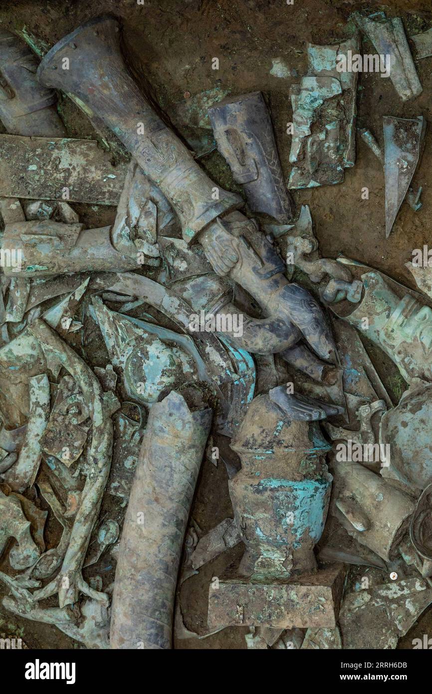 220616 -- GUANGHAN, 16 giugno 2022 -- la foto scattata il 1 giugno 2022 mostra parti sparse di una scultura in bronzo appena scoperta nella fossa sacrificale n. 8 del sito delle rovine di Sanxingdui nella provincia del Sichuan nella Cina sud-occidentale. Una nuova scultura in bronzo rinvenuta presso il famoso sito delle rovine di Sanxingdui è stata abbinata con successo a un'altra parte di bronzei dopo essere stata separata circa 3.000 anni fa, il team archeologico ha confermato giovedì. La sofisticata scultura in bronzo raffigura una figura di testa umana e corpo di serpente, con occhi sporgenti, zanne e corna. Sopra la testa c'è una tromba di cinabro Foto Stock
