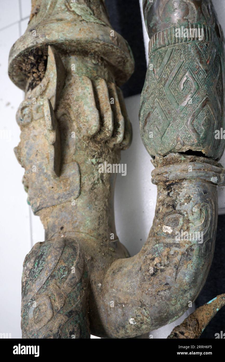 220616 -- GUANGHAN, 16 giugno 2022 -- foto scattata il 16 giugno 2022 mostra parte di una scultura in bronzo abbinata con successo che raffigura una testa umana, un corpo serpente e una figura di artiglio di uccello. Una nuova scultura in bronzo rinvenuta presso il famoso sito delle rovine di Sanxingdui è stata abbinata con successo a un'altra parte di bronzei dopo essere stata separata circa 3.000 anni fa, il team archeologico ha confermato giovedì. La sofisticata scultura in bronzo raffigura una figura di testa umana e corpo di serpente, con occhi sporgenti, zanne e corna. Sopra la testa si trova uno zun a forma di tromba di cinabro, un antico vaso del vino e il fico Foto Stock