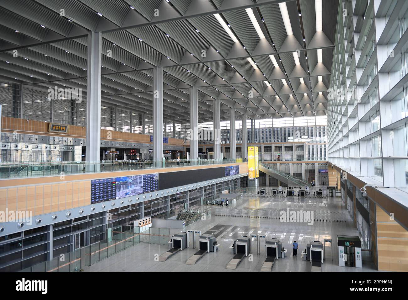220617 -- PECHINO, 17 giugno 2022 -- la foto scattata il 17 giugno 2022 mostra una vista interna della stazione ferroviaria di Pechino Fengtai a Pechino, capitale della Cina. La stazione ferroviaria di Pechino Fengtai, la più antica della capitale cinese, è destinata a riprendere i servizi il 20 giugno dopo una ricostruzione di quattro anni. Una volta riaperta, la stazione servirà come terminal per più linee ferroviarie arteriose in Cina, come la ferrovia ad alta velocità Pechino-Guangzhou e la ferrovia Pechino-Kowloon, ha detto il China State Railway Group Co., Ltd., l'operatore ferroviario del paese. L'operatore ha detto che avrebbe messo in servizio 120 treni per Foto Stock