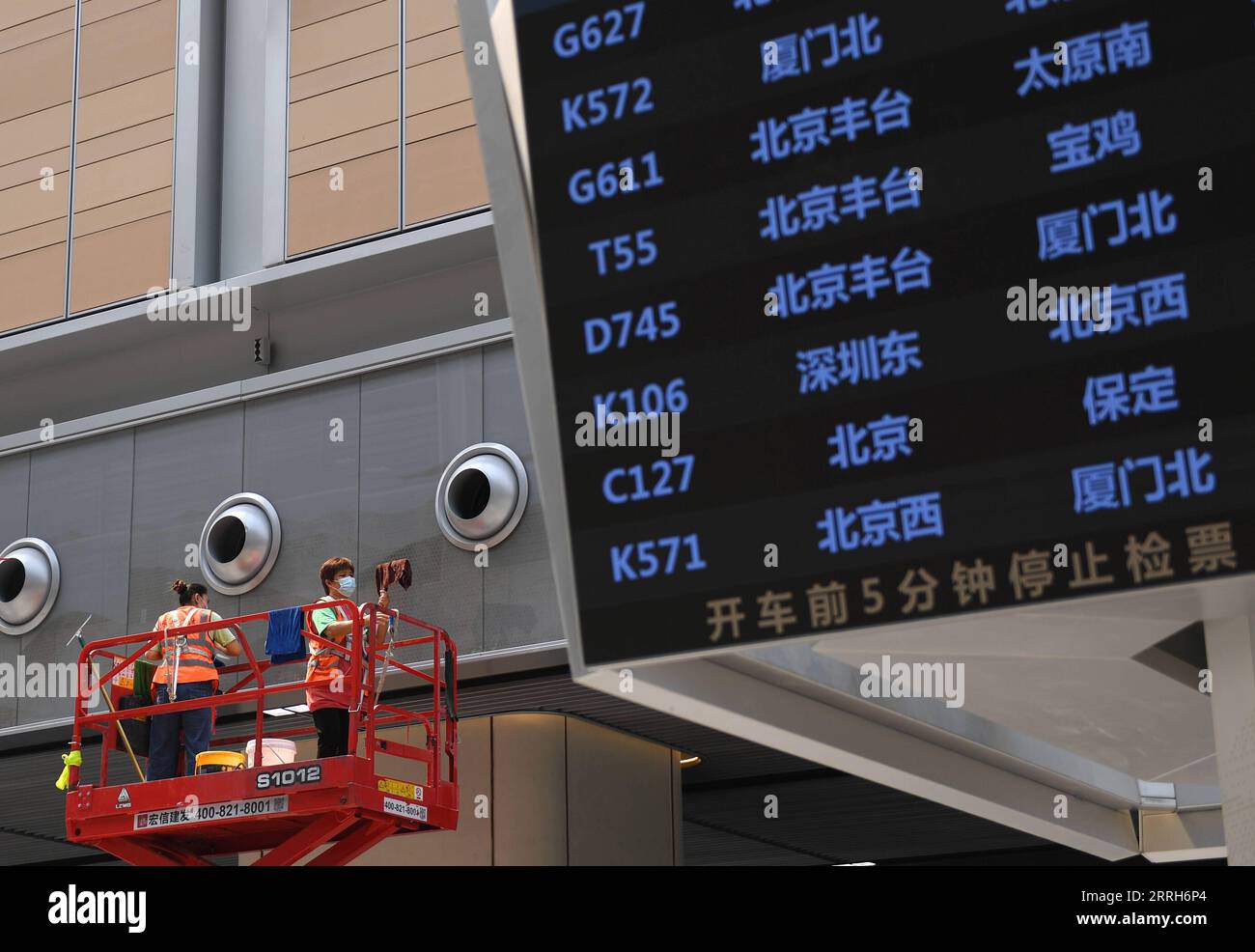 220617 -- PECHINO, 17 giugno 2022 -- i membri del personale fanno le pulizie nella sala d'attesa della stazione ferroviaria di Pechino Fengtai a Pechino, capitale della Cina, 17 giugno 2022. La stazione ferroviaria di Pechino Fengtai, la più antica della capitale cinese, è destinata a riprendere i servizi il 20 giugno dopo una ricostruzione di quattro anni. Una volta riaperta, la stazione servirà come terminal per più linee ferroviarie arteriose in Cina, come la ferrovia ad alta velocità Pechino-Guangzhou e la ferrovia Pechino-Kowloon, ha detto il China State Railway Group Co., Ltd., l'operatore ferroviario del paese. L'operatore ha detto che avrebbe messo 120 treni Foto Stock