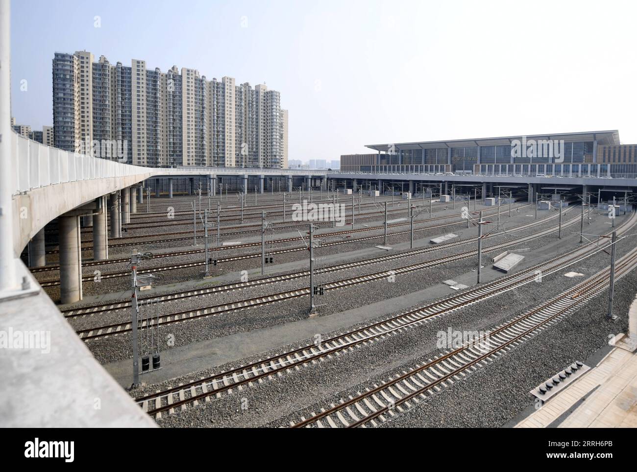220617 -- PECHINO, 17 giugno 2022 -- la foto scattata il 17 giugno 2022 mostra una vista della stazione ferroviaria di Pechino Fengtai a Pechino, capitale della Cina. La stazione ferroviaria di Pechino Fengtai, la più antica della capitale cinese, è destinata a riprendere i servizi il 20 giugno dopo una ricostruzione di quattro anni. Una volta riaperta, la stazione servirà come terminal per più linee ferroviarie arteriose in Cina, come la ferrovia ad alta velocità Pechino-Guangzhou e la ferrovia Pechino-Kowloon, ha detto il China State Railway Group Co., Ltd., l'operatore ferroviario del paese. L'operatore ha detto che avrebbe messo in servizio 120 treni per il prelim Foto Stock