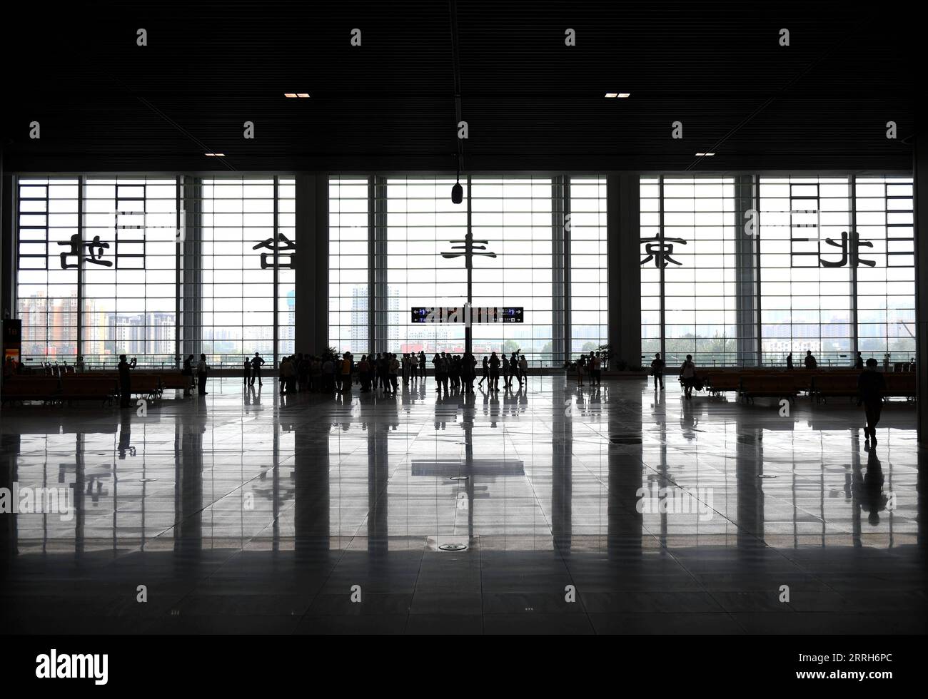 220617 -- PECHINO, 17 giugno 2022 -- la foto scattata il 17 giugno 2022 mostra la sala d'attesa della stazione ferroviaria di Pechino Fengtai a Pechino, capitale della Cina. La stazione ferroviaria di Pechino Fengtai, la più antica della capitale cinese, è destinata a riprendere i servizi il 20 giugno dopo una ricostruzione di quattro anni. Una volta riaperta, la stazione servirà come terminal per più linee ferroviarie arteriose in Cina, come la ferrovia ad alta velocità Pechino-Guangzhou e la ferrovia Pechino-Kowloon, ha detto il China State Railway Group Co., Ltd., l'operatore ferroviario del paese. L'operatore ha detto che avrebbe messo in servizio 120 treni per Foto Stock