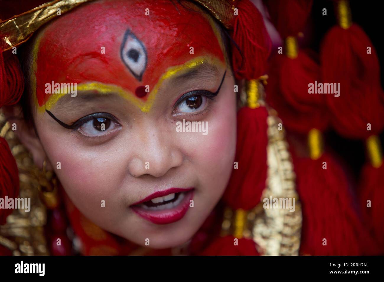 220618 -- KATHMANDU, 18 giugno 2022 -- Una ragazza vestita da dea vivente partecipa alla celebrazione del tradizionale Kumari Puja a Kathmandu, Nepal, 18 giugno 2022. Foto di /Xinhua NEPAL-KATHMANDU-KUMARI PUJA SulavxShrestha PUBLICATIONxNOTxINxCHN Foto Stock