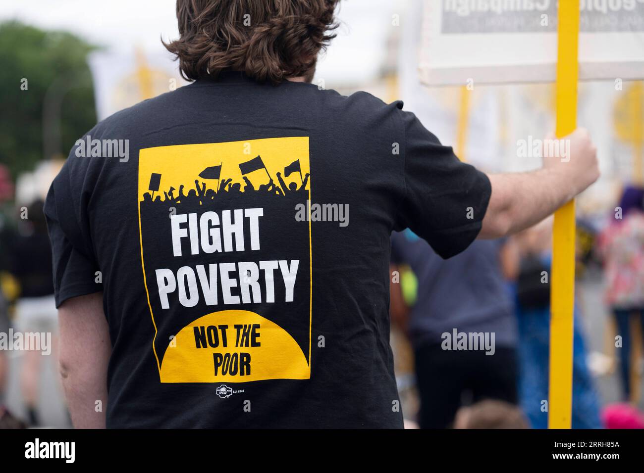 220619 -- WASHINGTON, D.C., 19 giugno 2022 -- la gente partecipa a una manifestazione che richiama l'attenzione sulle condizioni di vita delle persone a basso reddito e sollecita i policymaker a fare di più per sostenere coloro che vivono in fondo, a Washington, D.C., negli Stati Uniti, 18 giugno, 2022. U.S.-WASHINGTON, D.C.-RALLY-LOW INCOME LIUXJIE PUBLICATIONXNOTXINXCHN Foto Stock