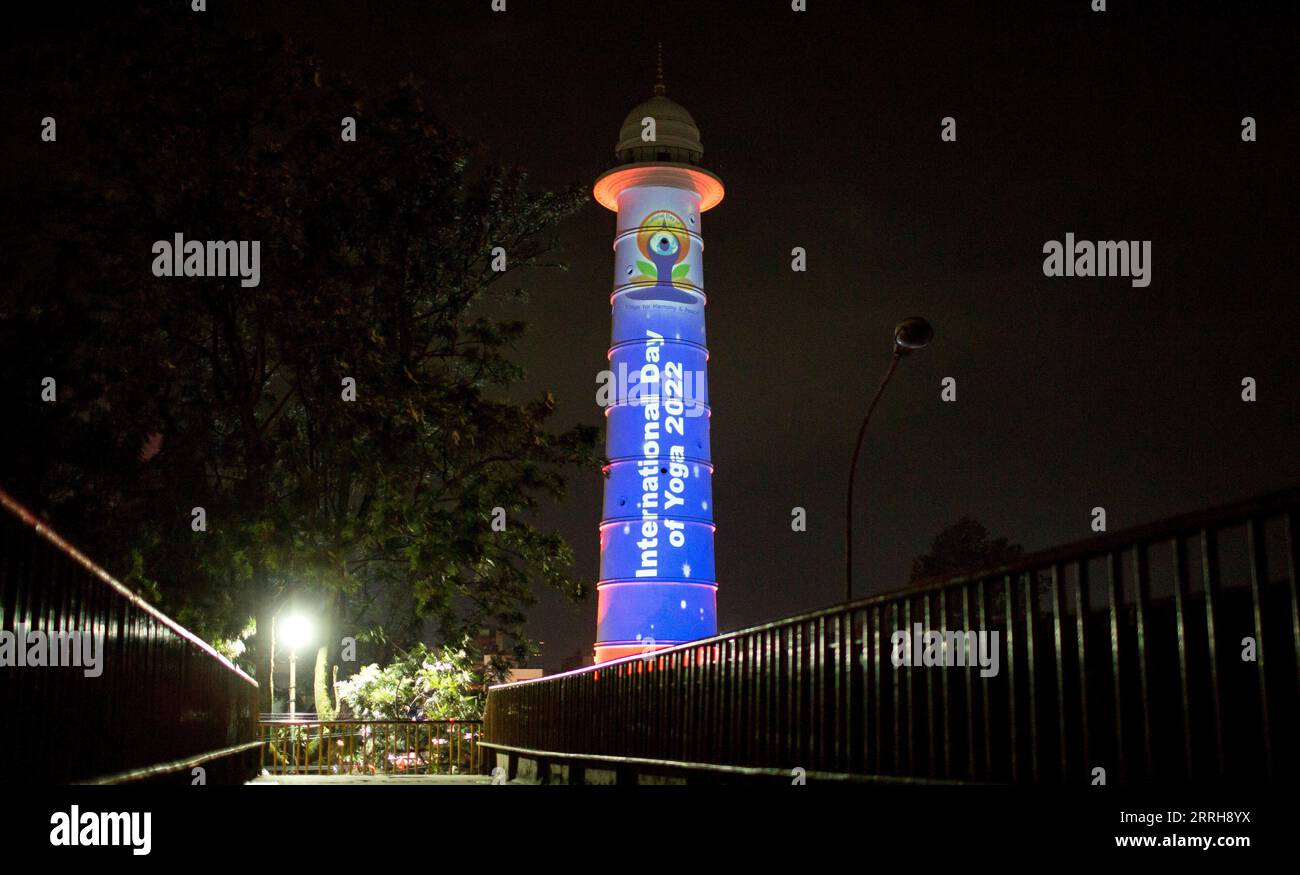 220621 -- KATHMANDU, 21 giugno 2022 -- la Torre Dharahara è illuminata per salutare l'imminente giornata Internazionale dello Yoga a Kathmandu, Nepal, 20 giugno 2022. La giornata Internazionale dello Yoga viene celebrata ogni anno il 21 giugno. Foto di /Xinhua NEPAL-KATHMANDU-GIORNATA INTERNAZIONALE DI YOGA SulavxShrestha PUBLICATIONxNOTxINxCHN Foto Stock