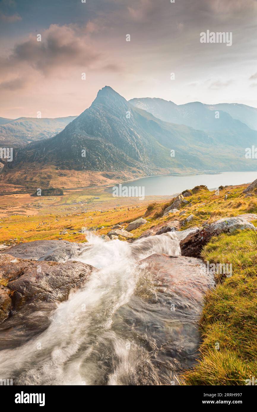Vista del monte Tryfan e del lago Ogwen nel parco nazionale di Snowdonia, Galles del Nord, Regno Unito. Foto Stock