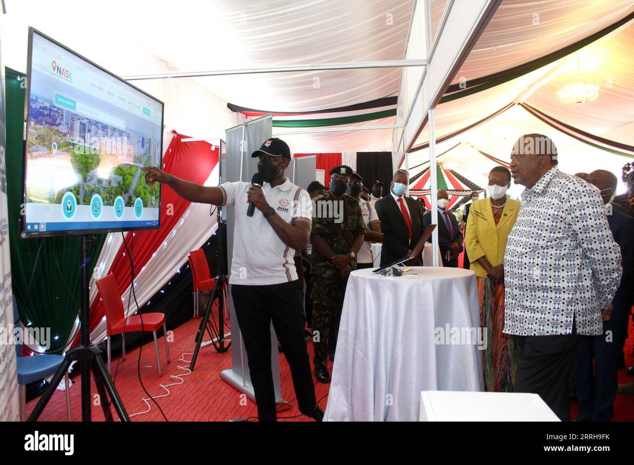 220621 -- NAIROBI, 21 giugno 2022 -- il presidente keniota Uhuru Kenyatta R, il fronte ascolta un'introduzione durante l'inaugurazione ufficiale dei progetti JNAM Joint National and Resource Mapping a Nairobi, Kenya, il 21 giugno 2022. Il presidente keniota Uhuru Kenyatta martedì ha lanciato il rapporto finale del sondaggio geofisico aereo a livello nazionale e ha inaugurato altri sette progetti innovativi che forniscono dati geospaziali attuali e completi che coprono l'intero paese. Foto di /Xinhua KENYA-NAIROBI-GEOFISICA SURVEY-UNVEILING JoyxNabukewa PUBLICATIONxNOTxINxCHN Foto Stock