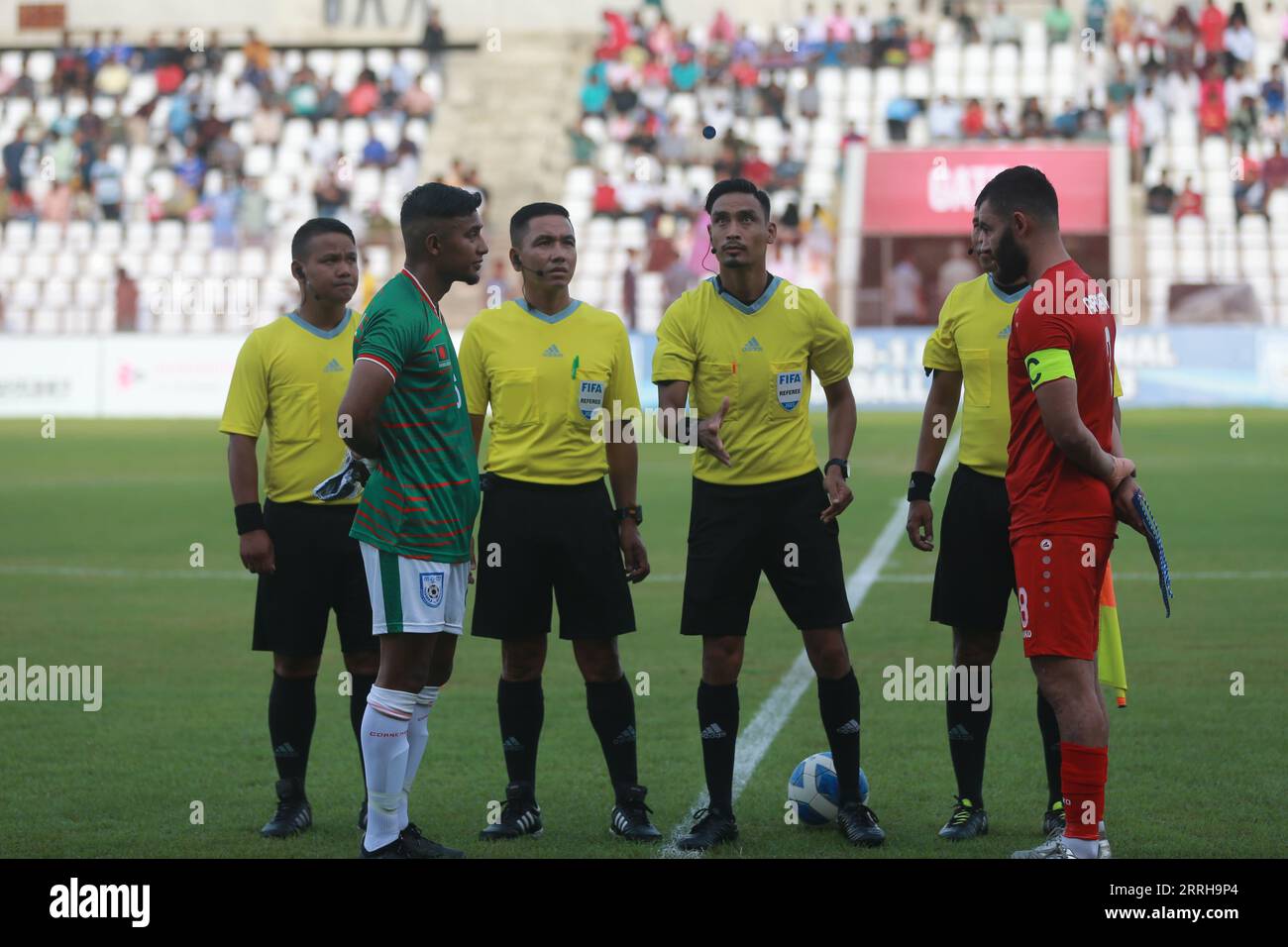 Il Bangladesh è venuto da dietro per tenere superiore l'Afghanistan a un pareggio di 1-1 nella seconda amichevole FIFA alla Bashundhara Kings Arena, Dhaka, Bangla Foto Stock