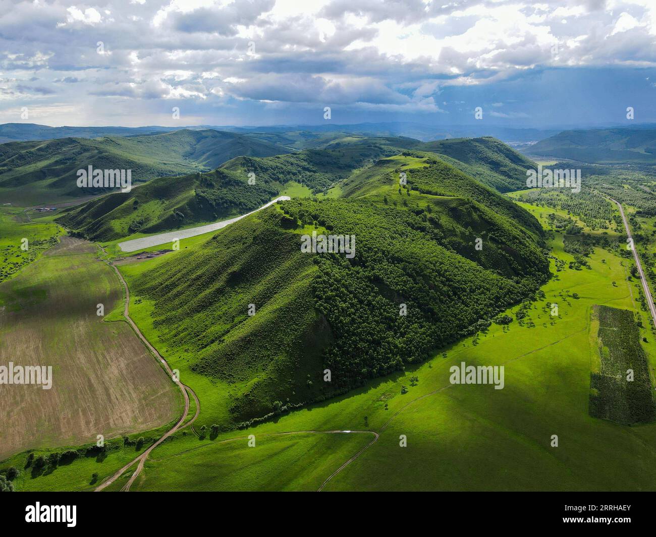 220623 -- LEGA HINGGAN, 23 giugno 2022 -- foto aerea scattata il 23 giugno 2022 mostra il paesaggio delle montagne nell'Arxan della Lega Hinggan, nella regione autonoma della Mongolia interna della Cina settentrionale. CHINA-INNER MONGOLIA-HINGGAN LEAGUE-SCENARIO CN WANGXZECONG PUBLICATIONXNOTXINXCHN Foto Stock