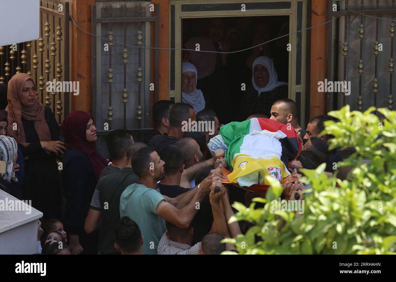 220623 -- NABLUS, 23 giugno 2022 -- i pirati trasportano il corpo di Nabil Ghanim durante il suo funerale nella città di Nablus in Cisgiordania il 23 giugno 2022. L'ufficio di collegamento palestinese ha riferito che Nabil Ghanim è stato ucciso dopo che i soldati israeliani gli hanno sparato vicino alla recinzione di sicurezza vicino alla città, secondo una dichiarazione stampa del Ministero della salute palestinese. Foto di /Xinhua MIDEAST-NABLUS-FUNERALE NidalxEshtayeh PUBLICATIONxNOTxINxCHN Foto Stock