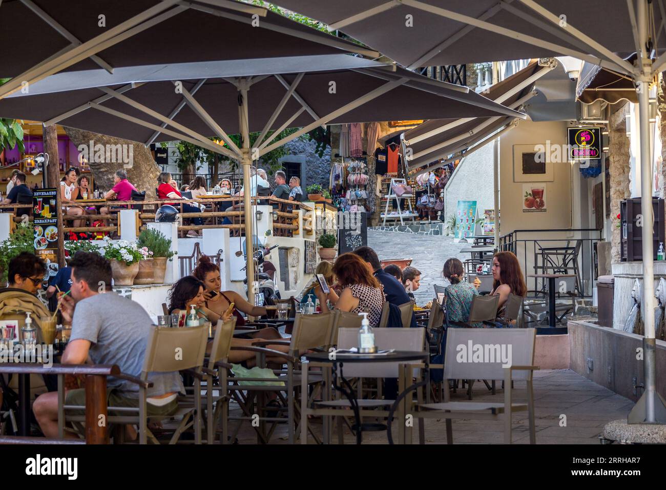 22 luglio 2022 - Spili, Creta, Grecia: Gente che si diverte nei bar del centro città. La città è famosa per la sua atmosfera e per i leoni di testa fointai Foto Stock