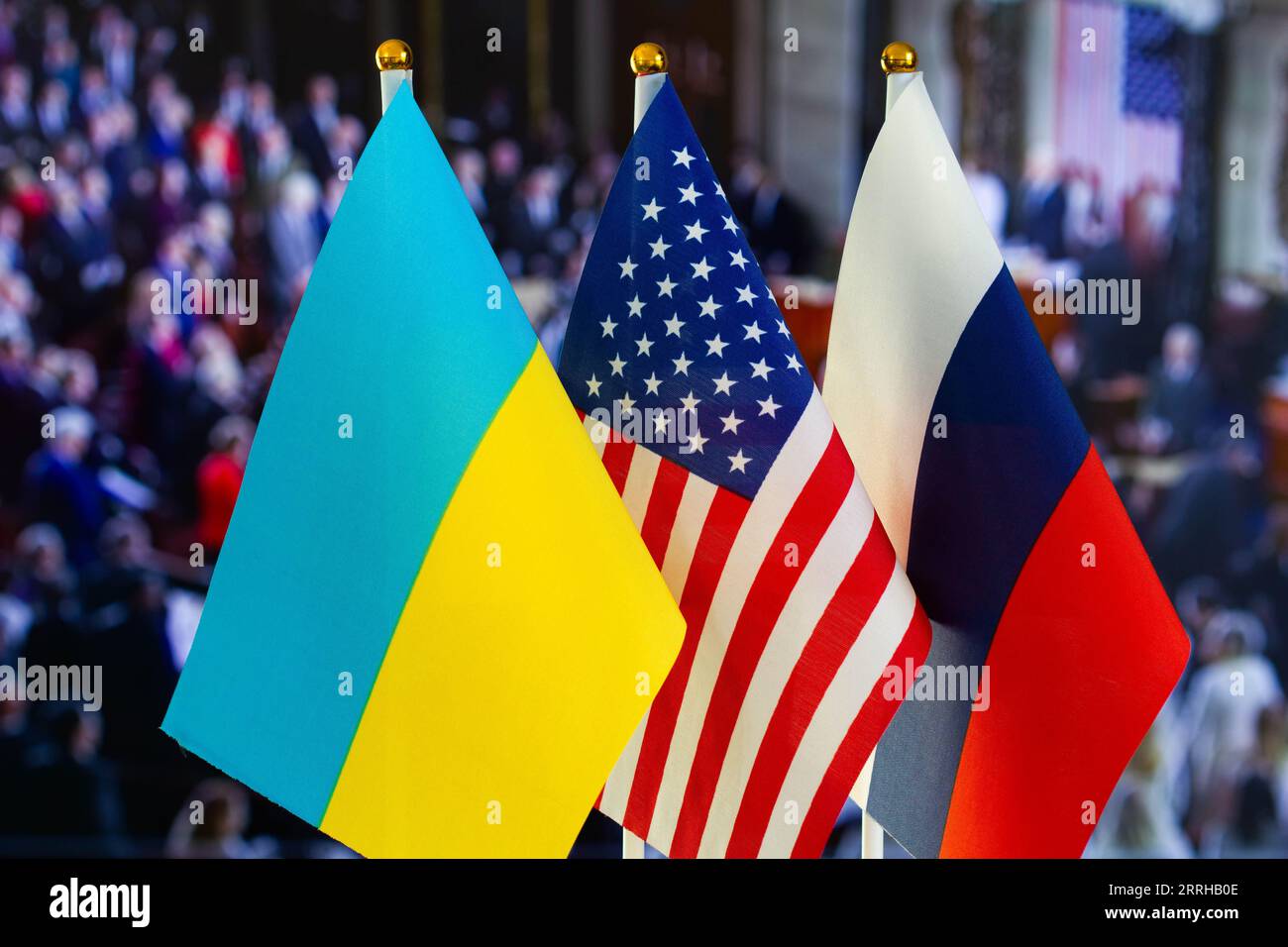 La bandiera degli Stati Uniti, la bandiera russa, la bandiera dell'Ucraina. Bandiera degli Stati Uniti d'America, bandiera della Russia, bandiera dell'Ucraina. Gli Stati Uniti d'America e la Federazione Russa Foto Stock