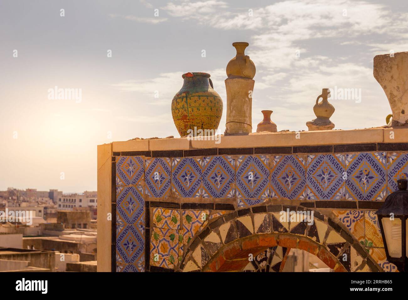 Vasi in un tetto tradizionale a Tunisi, in Tunisia Foto Stock