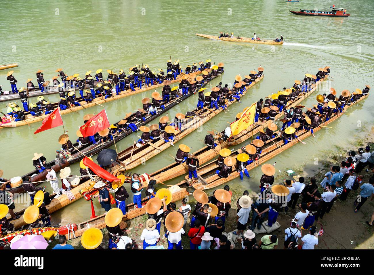 220624 -- TAIJIANG, 24 giugno 2022 -- persone del gruppo etnico Miao partecipano al festival della canoa Dragon Boat nella città di Shidong, contea di Taijiang nella provincia di Guizhou della Cina sud-occidentale, 23 giugno 2022. Giovedì si è tenuto qui il festival annuale della canoa del gruppo etnico Miao. GUIZHOU-TAIJIANG COUNTY-CANOE DRAGON BOAT FESTIVAL CN YANGXWENBIN PUBLICATIONXNOTXINXCHN Foto Stock