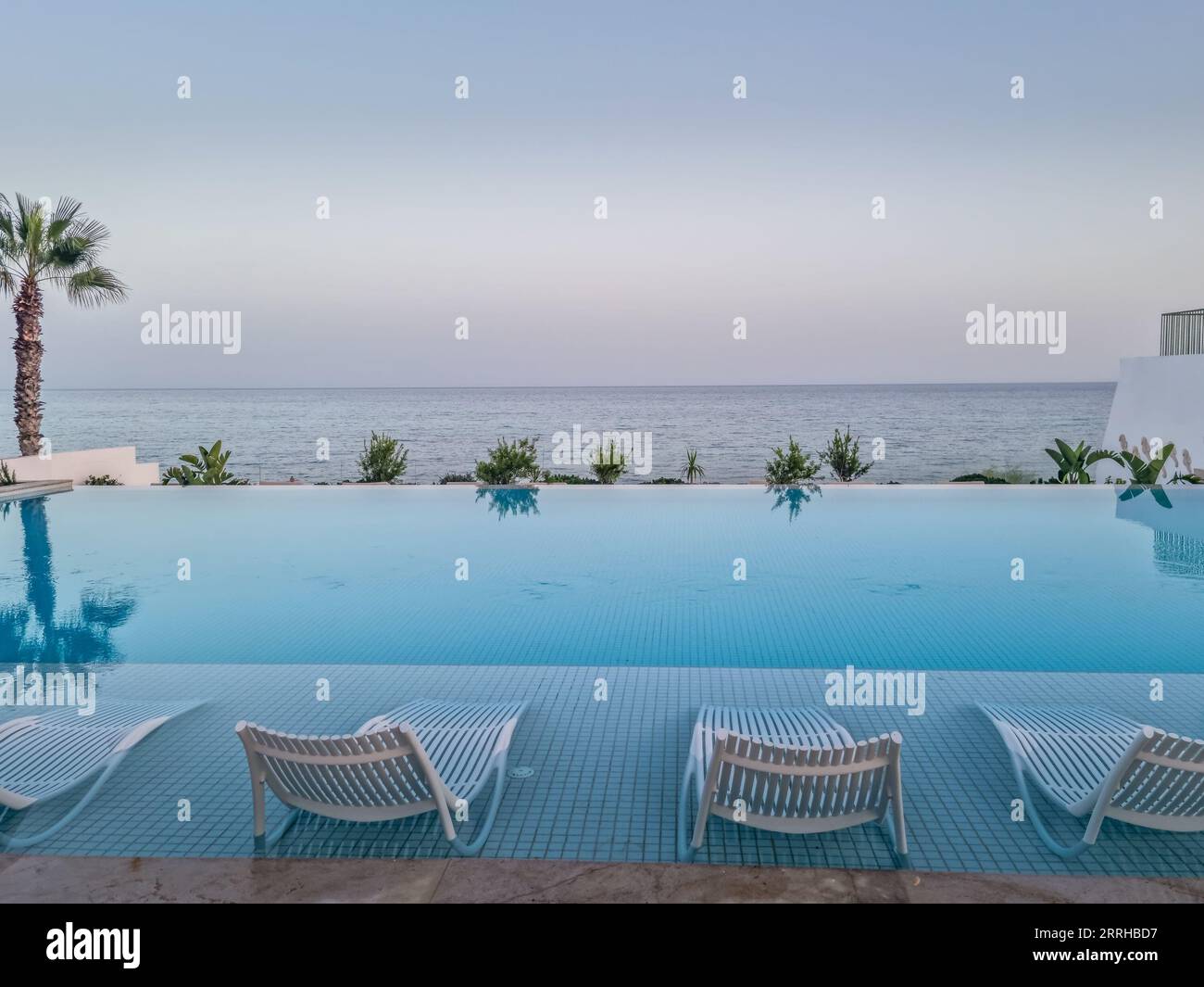 Piscina con vista sul mare Foto Stock
