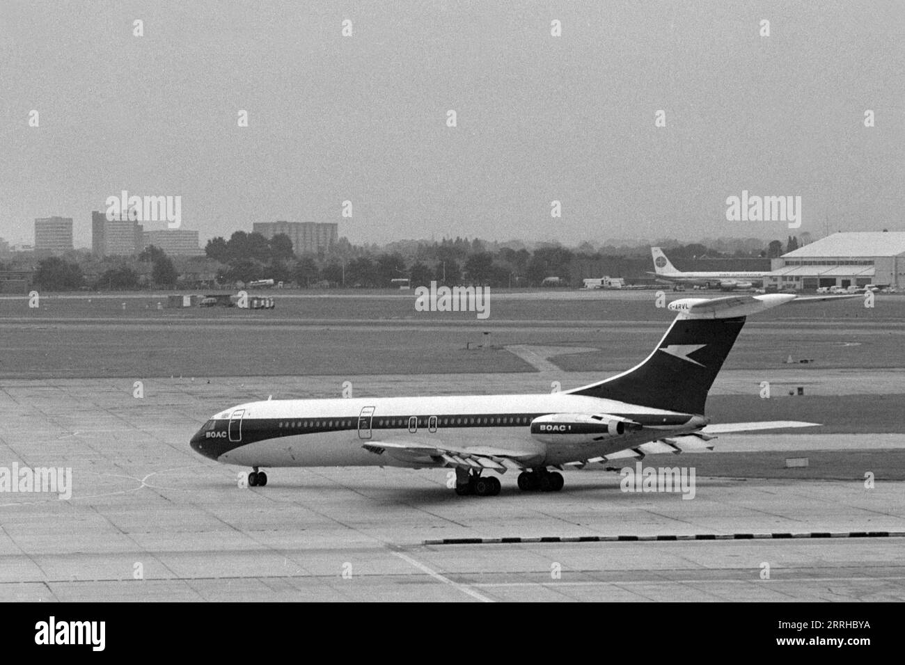 BOAC VC-10, vista laterale di G-ARVL sulla pista di rullaggio, aeroporto di Heathrow, Londra, Inghilterra 1971 Foto Stock