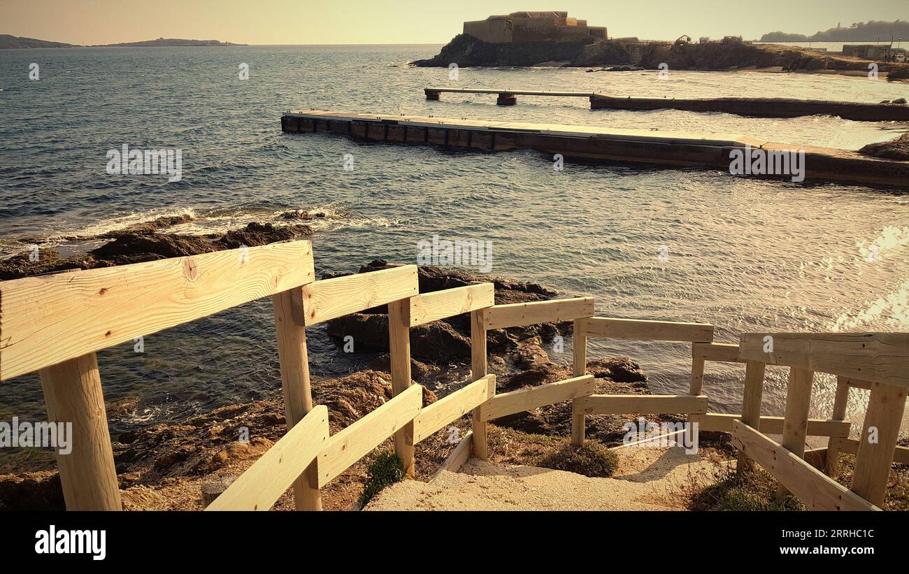 Spiaggia della Torre fusa (la Tour Fondue) a Hyeres, nel sud della Francia Foto Stock