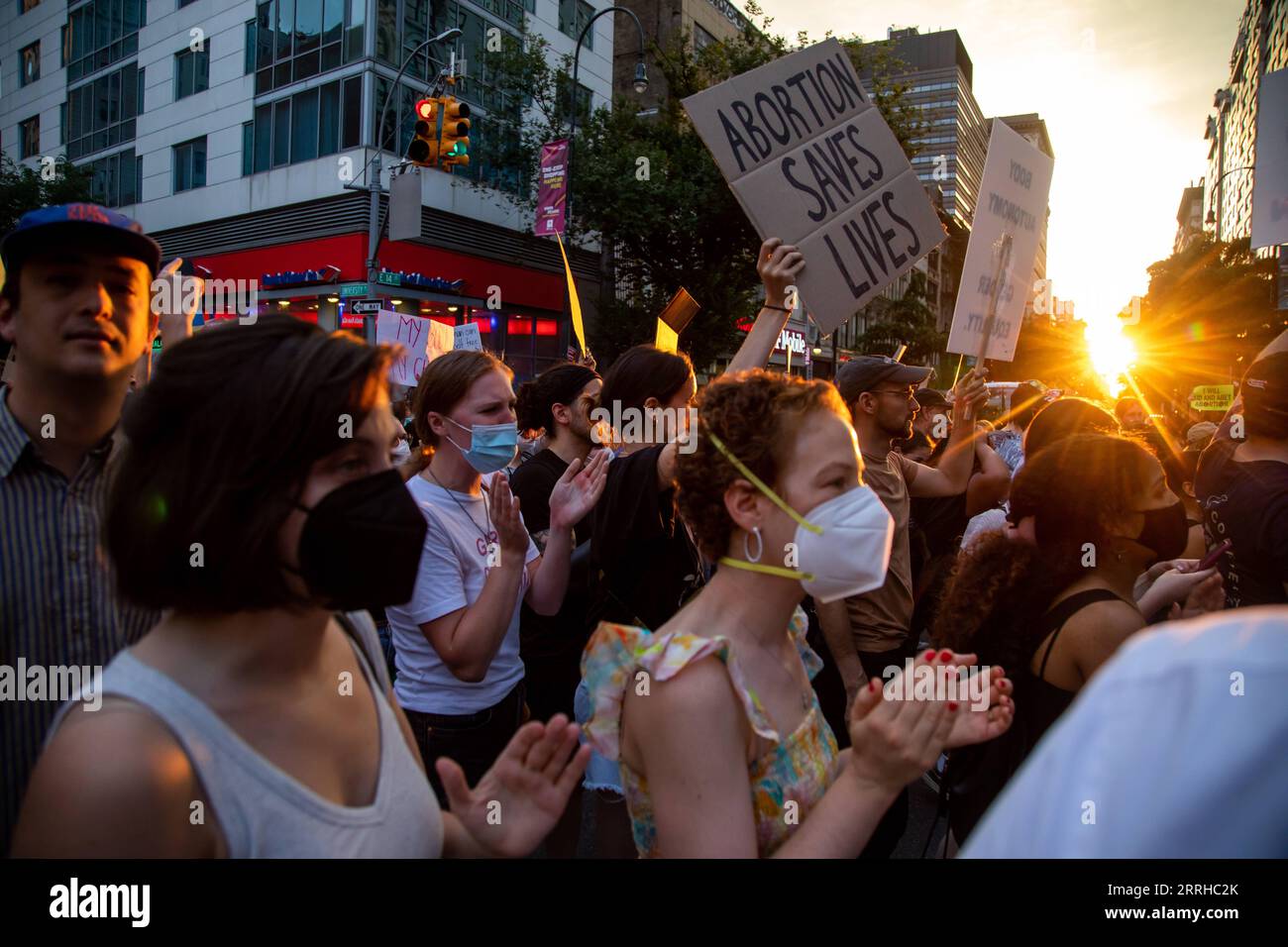 220625 -- NEW YORK, 25 giugno 2022 -- i manifestanti marciano durante una protesta dopo che la Corte Suprema degli Stati Uniti ha preso la decisione di rovesciare Roe v. Wade, a New York, negli Stati Uniti, il 24 giugno 2022. Venerdì la Corte Suprema degli Stati Uniti ha rovesciato Roe contro Wade, una decisione storica che ha stabilito un diritto costituzionale all'aborto nella nazione quasi mezzo secolo fa. Foto di /Xinhua U.S.-NEW YORK-CORTE SUPREMA-DIRITTI DI ABORTO-PROTESTA MichaelxNagle PUBLICATIONxNOTxINxCHN Foto Stock