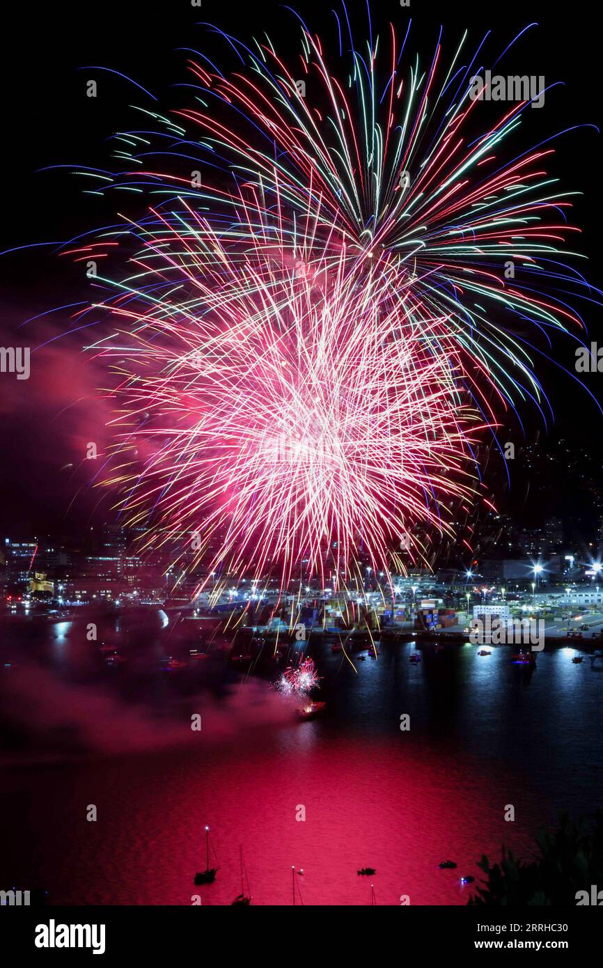 220625 -- WELLINGTON, 25 giugno 2022 -- i fuochi d'artificio che celebrano il nuovo anno Maori brillano il cielo su Wellington, nuova Zelanda, 24 giugno 2022. I neozelandesi hanno celebrato Matariki, o il Capodanno Maori, come festa pubblica ufficiale per la prima volta venerdì. Foto di /Xinhua NEW ZEALAND-MATARIKI-OFFICIAL PUBLIC HOLIDAY MengxTao PUBLICATIONxNOTxINxCHN Foto Stock