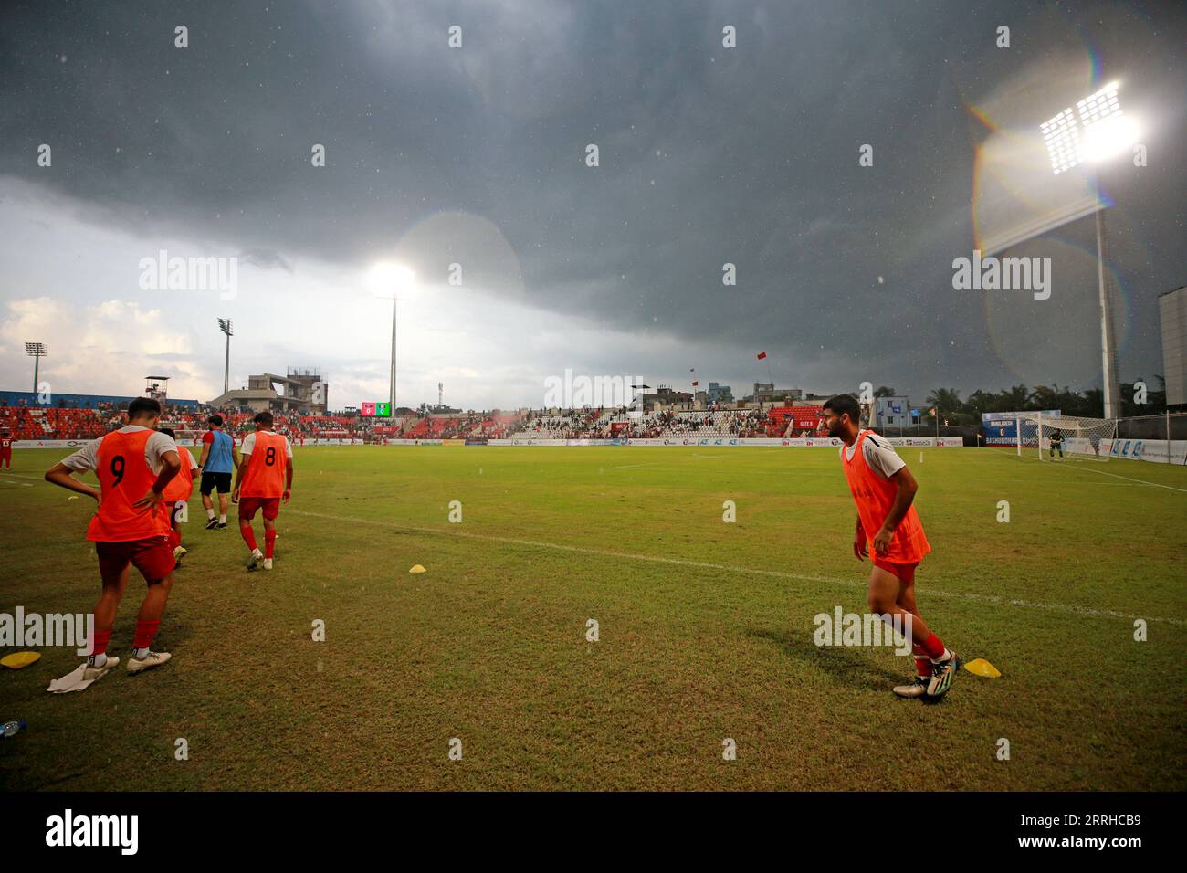 Il Bangladesh è venuto da dietro per tenere superiore l'Afghanistan a un pareggio di 1-1 nella seconda amichevole FIFA alla Bashundhara Kings Arena, Dhaka, Bangla Foto Stock