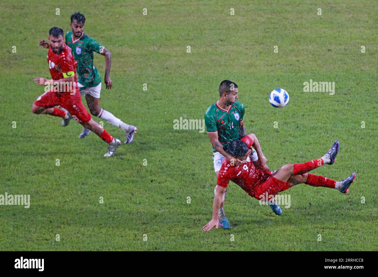 Il Bangladesh è venuto da dietro per tenere superiore l'Afghanistan a un pareggio di 1-1 nella seconda amichevole FIFA alla Bashundhara Kings Arena, Dhaka, Bangla Foto Stock