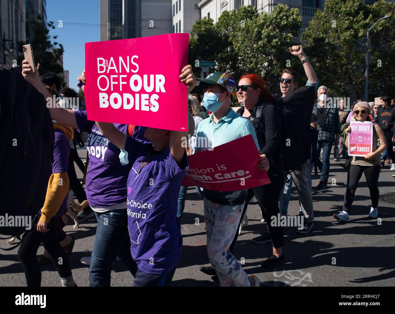 220625 -- SAN FRANCISCO, 25 giugno 2022 -- i manifestanti protestano contro il rovesciamento della sentenza Roe vs. Wade sui diritti all'aborto a San Francisco, California, Stati Uniti, il 24 giugno 2022. Venerdì la Corte Suprema degli Stati Uniti ha rovesciato Roe contro Wade, una decisione storica che ha stabilito un diritto costituzionale all'aborto nella nazione quasi mezzo secolo fa. Foto di /Xinhua U.S.-CALIFORNIA-SUPREME COURT-ABORTION RIGHTS-PROTEST LixJianguo PUBLICATIONxNOTxINxCHN Foto Stock