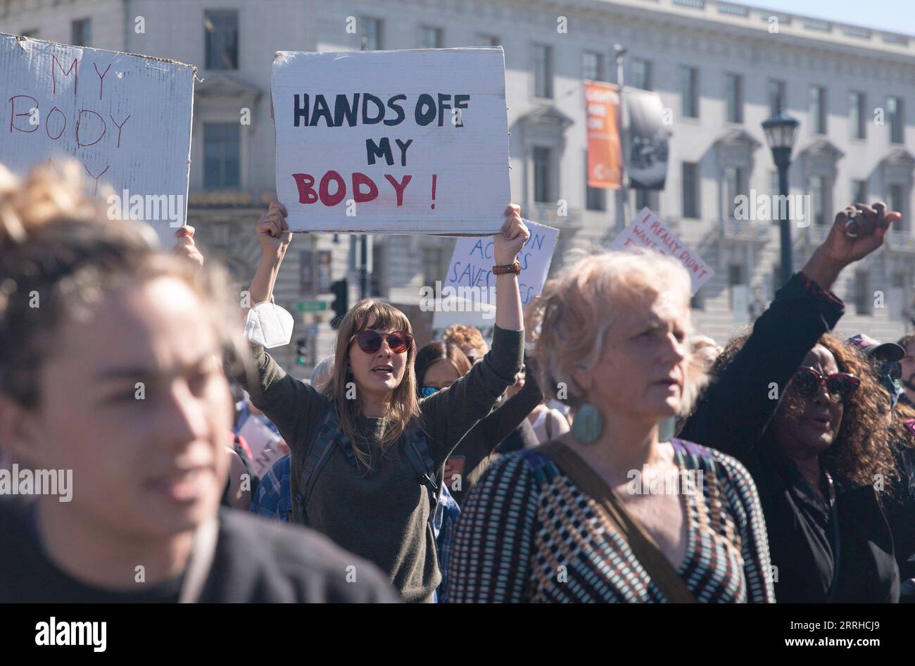 220625 -- SAN FRANCISCO, 25 giugno 2022 -- i manifestanti protestano contro il rovesciamento della sentenza Roe vs. Wade sui diritti all'aborto a San Francisco, California, Stati Uniti, il 24 giugno 2022. Venerdì la Corte Suprema degli Stati Uniti ha rovesciato Roe contro Wade, una decisione storica che ha stabilito un diritto costituzionale all'aborto nella nazione quasi mezzo secolo fa. Foto di /Xinhua U.S.-CALIFORNIA-SUPREME COURT-ABORTION RIGHTS-PROTEST LixJianguo PUBLICATIONxNOTxINxCHN Foto Stock