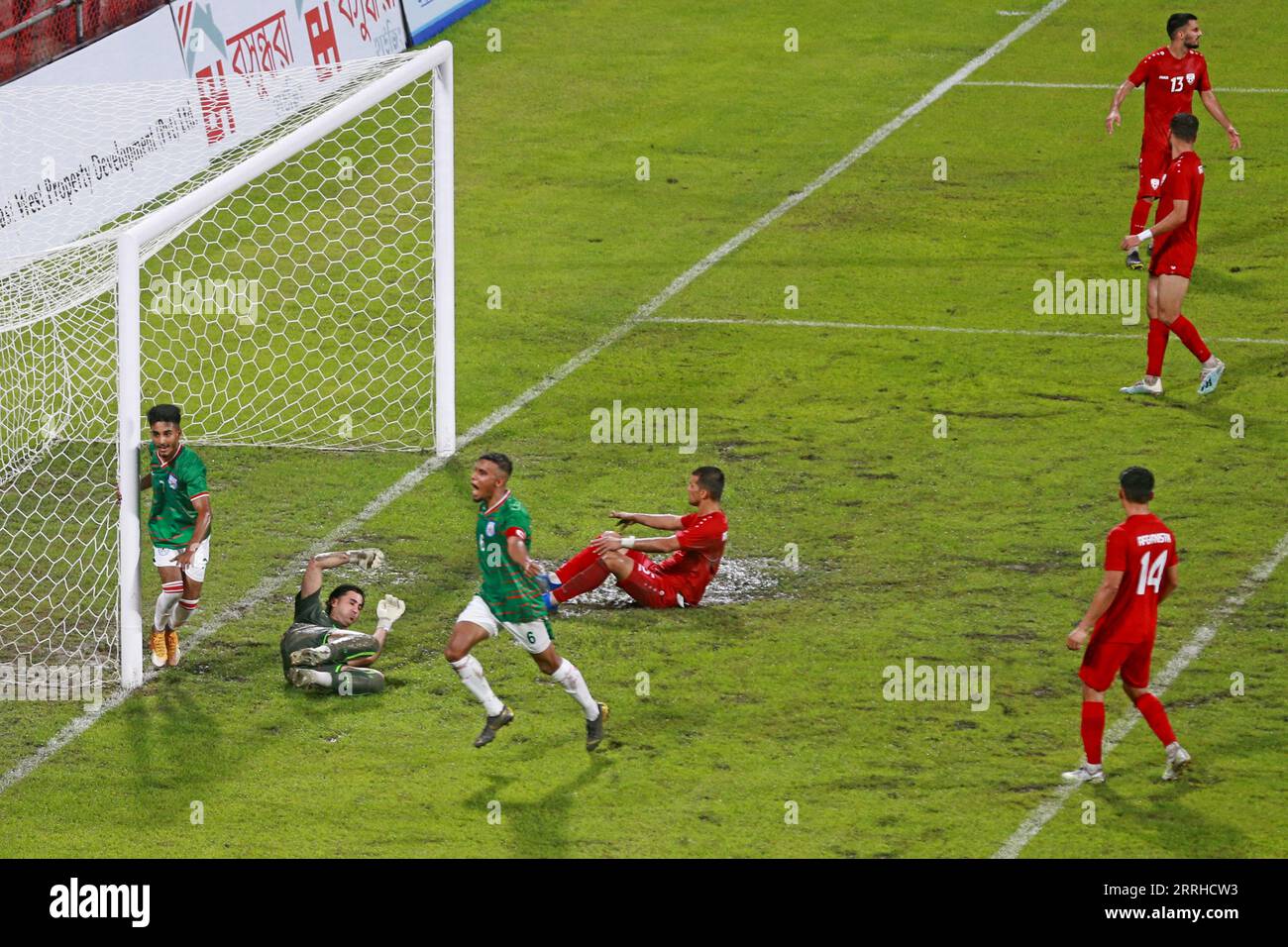 Il Bangladesh è venuto da dietro per tenere superiore l'Afghanistan a un pareggio di 1-1 nella seconda amichevole FIFA alla Bashundhara Kings Arena, Dhaka, Bangla Foto Stock