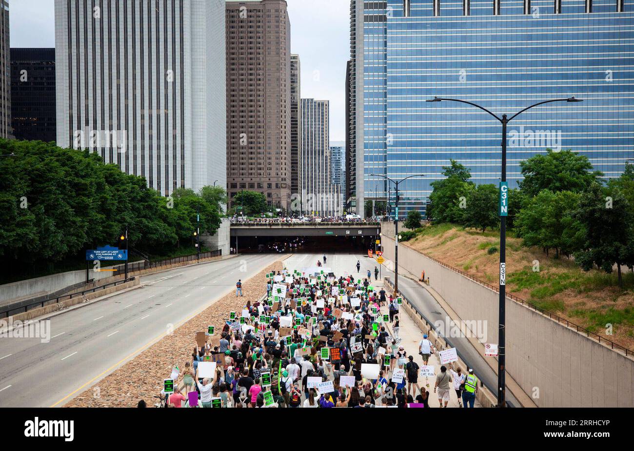 220626 -- CHICAGO, 26 giugno 2022 -- i manifestanti marciano oltre il centro di Chicago, negli Stati Uniti, il 25 giugno 2022. Mentre la Corte Suprema degli Stati Uniti ha rovesciato Roe v. Wade, una decisione storica del 1973 che ha stabilito un diritto costituzionale all'aborto, un'ondata di proteste e indignazione sta travolgendo il paese. Foto di /Xinhua U.S.-CHICAGO-ABORTION RIGHTS-PROTEST VincentxD.xJohnson PUBLICATIONxNOTxINxCHN Foto Stock