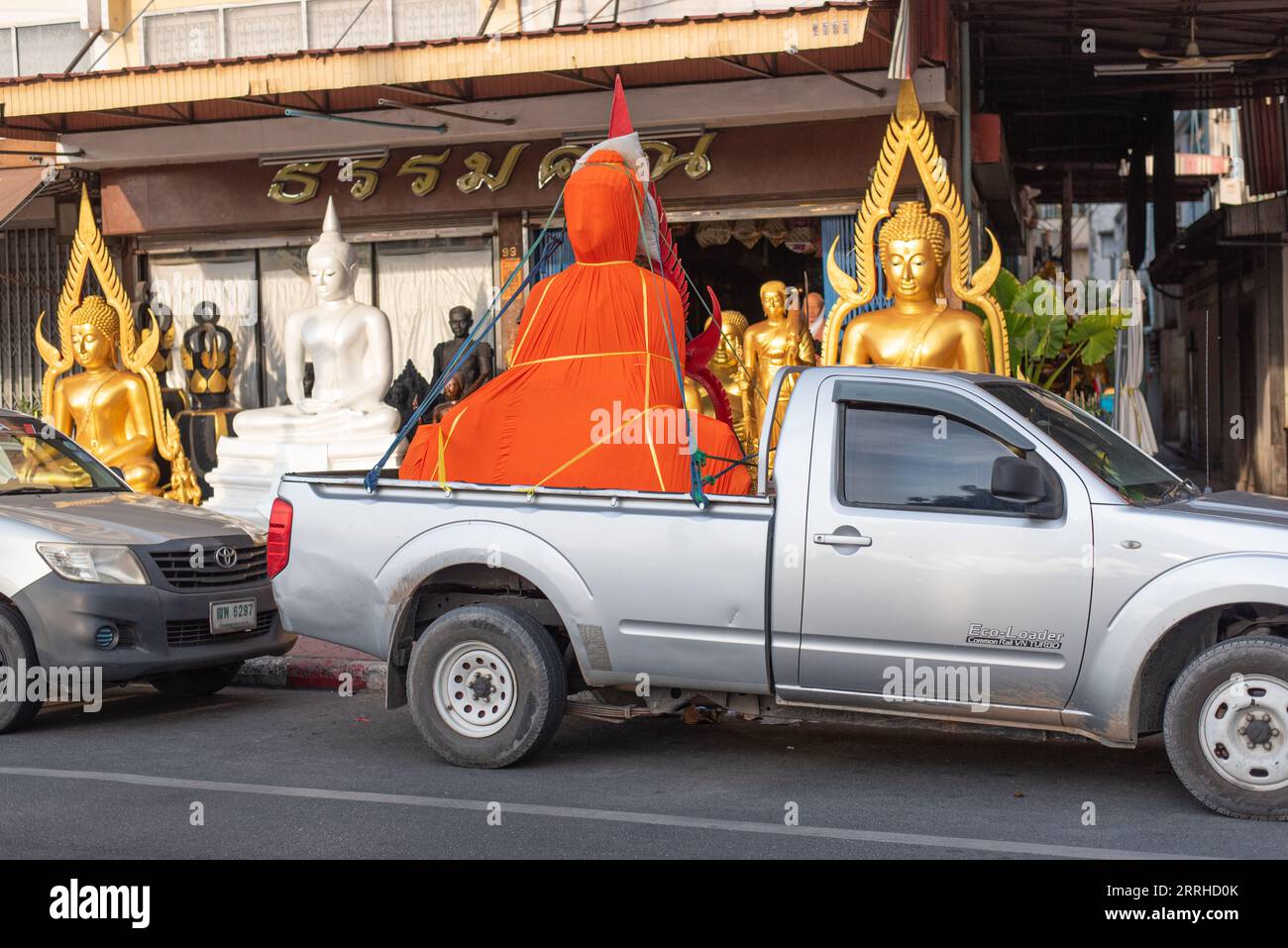 Bangkok, Thailandia - 9 maggio 2023: Una statua di Buddha imballata in un cassone di un pick-up presso un negozio di forniture buddiste. Foto Stock