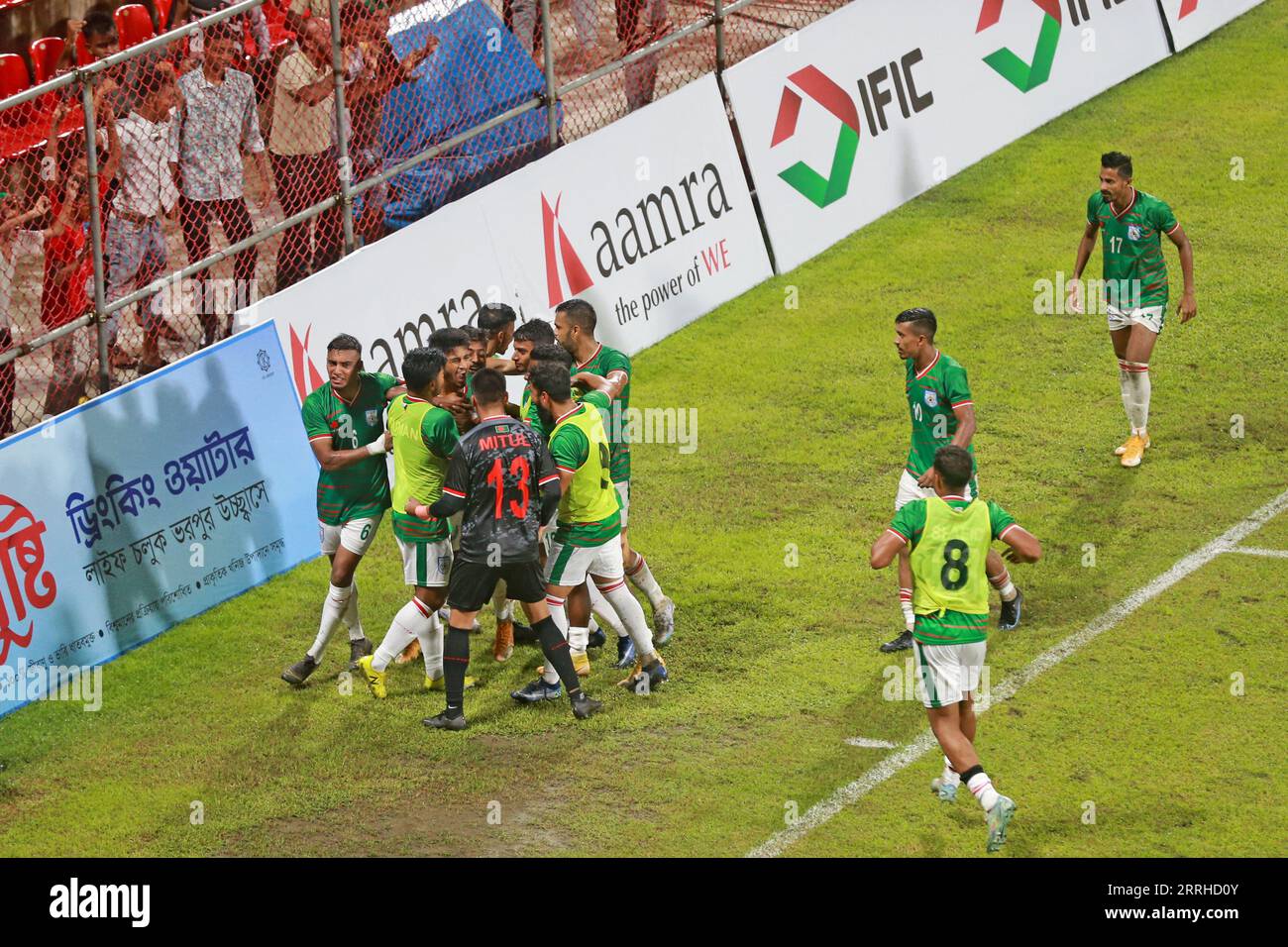 Il Bangladesh è venuto da dietro per tenere superiore l'Afghanistan a un pareggio di 1-1 nella seconda amichevole FIFA alla Bashundhara Kings Arena, Dhaka, Bangla Foto Stock